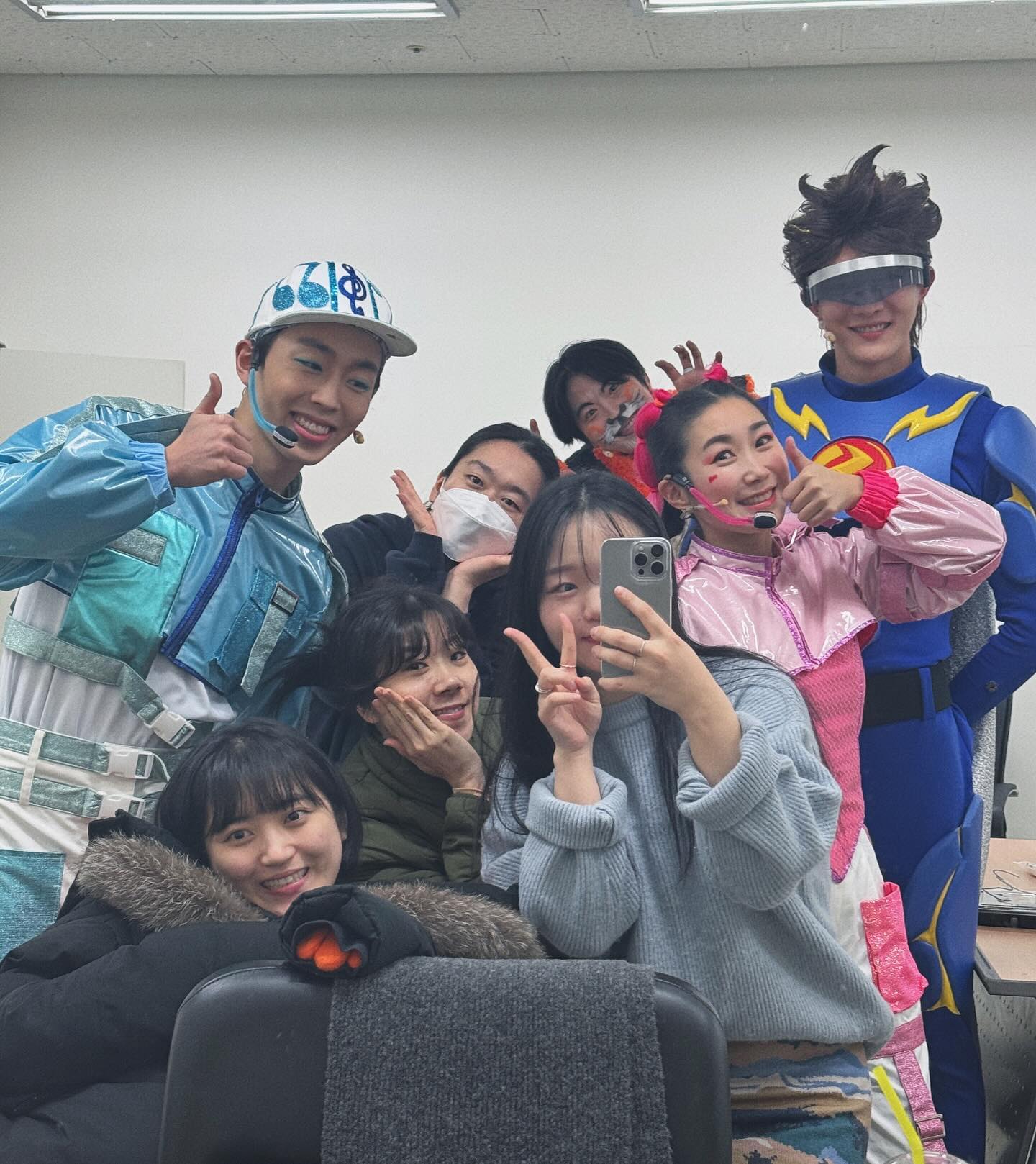 .
좋은 사람들 정말 많이 만난 이벤져스⚡️ 
지방투어 첫 공을 마지막으로 이벤져스 음악감독 임무 완수🫡
덕분에 정말 많이 배우고 성장하고 갑니다
한분 한분 꼭 필요한 자리에서 최선을 다해주신 덕분에
저도 행복하게 음악 만들고 함께 완성할 수 있었습니다 히히🫶🏻
노래 좋다고 해주실 때마다 힘나는 그 기분 잊지모태🥹
모두…못 잊어.. 다들 아프지망고.. 다치지망고하세여…🥭🥲♥️으흙ㅠㅠ
행복한 2023년 하반기 만들어주셔서 감사해요🫣
함께한 모두를 늘 응원하고, 모든 길에 축복이 넘치시길 늘 기도할게요🤍

#이벤져스 #이벤져스라이브 #어린이뮤지컬 #작곡가 #음악감독그램