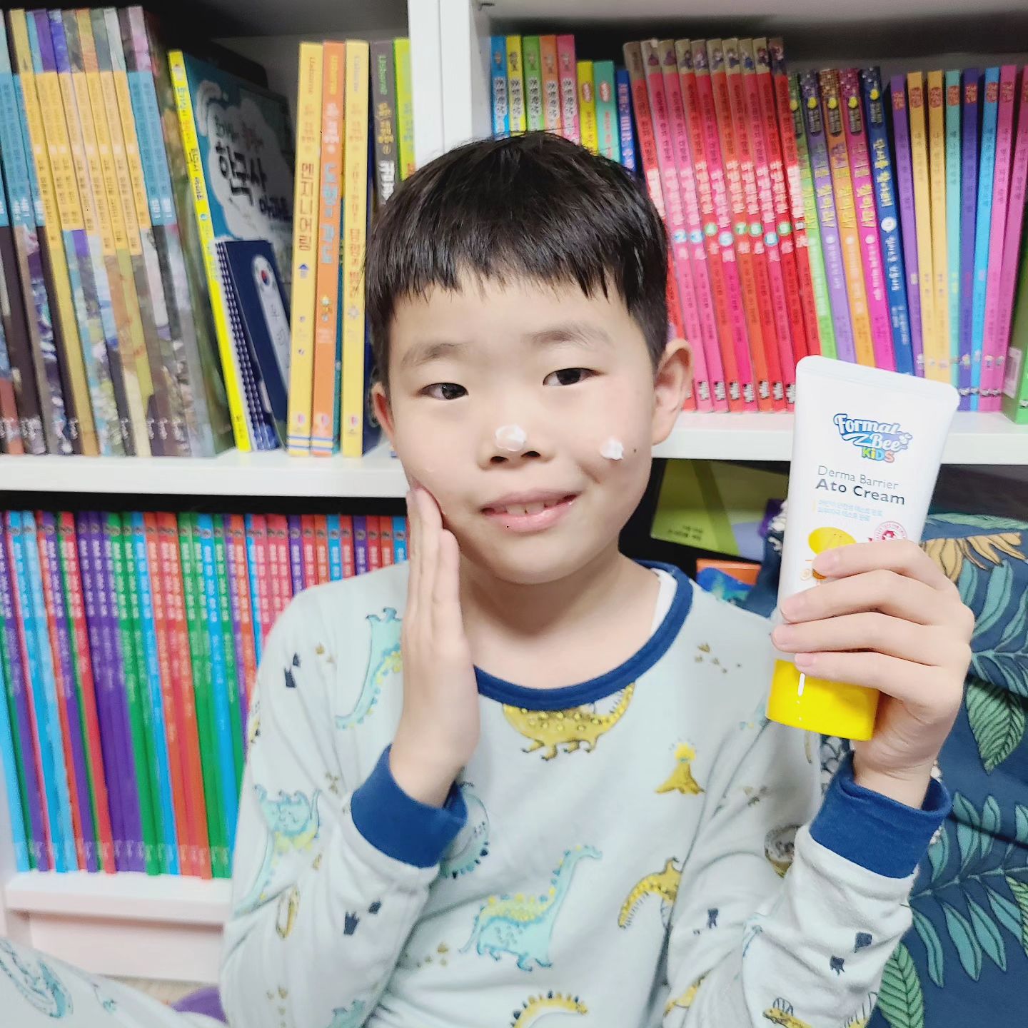 #협찬 #포멀비키즈더마베리어아토크림
매일 수영으로 더 건조해진
아이피부😭

건조한 피부에
매일 수영장물이 닿으니
피부가 더욱 예민해졌나봐..
여기저기 긁느라 잠을 푹 못자네😭

🔖포멀비키즈 더마베리어 아토크림
Formal Bee Kids

💕포멀비 키즈의 신제품
더마베리어 아토라인 출시!!👏.

특허 받은 에코 세라마이드 성분으로 피부 장벽은 튼튼해지고~ 촉촉함은 오래! 

🔖판테놀, 세라마이드, 스쿠알란 성분으로 보습 베리어 형성!
3층 보습순환으로 피부 장벽을 튼튼하게!

매끈하고 촉촉한 제형으로 
자극없고~ 바디에도 쉽게 발리는 사용감이 좋다~!
피부에 싹~ 흡수되고 
수분감만 남는 산뜻한 마무리감까지 아주 만족👍

페이스 & 바디 크림이라
수영장갈때 가방에 넣어주기 최고!😁

 - 무향
 - 어린이 안전성 테스트 완료 
 - 피부 자극 테스트 완료
 - 독일 더마 테스트 완료

건조하고 민감한 피부를위한
포멀비키즈 아토라인!!
우리아이에게 편안함을 주길❤️❤️
📌7일째사용중. 피부 가려움이 나아지는데 도움이되고 있음!!
.
.
#포멀비키즈 #아토크림 #키즈크림
#아이로션 #건조피부 #아동크림
#보습크림 #무향크림 #아이화장품