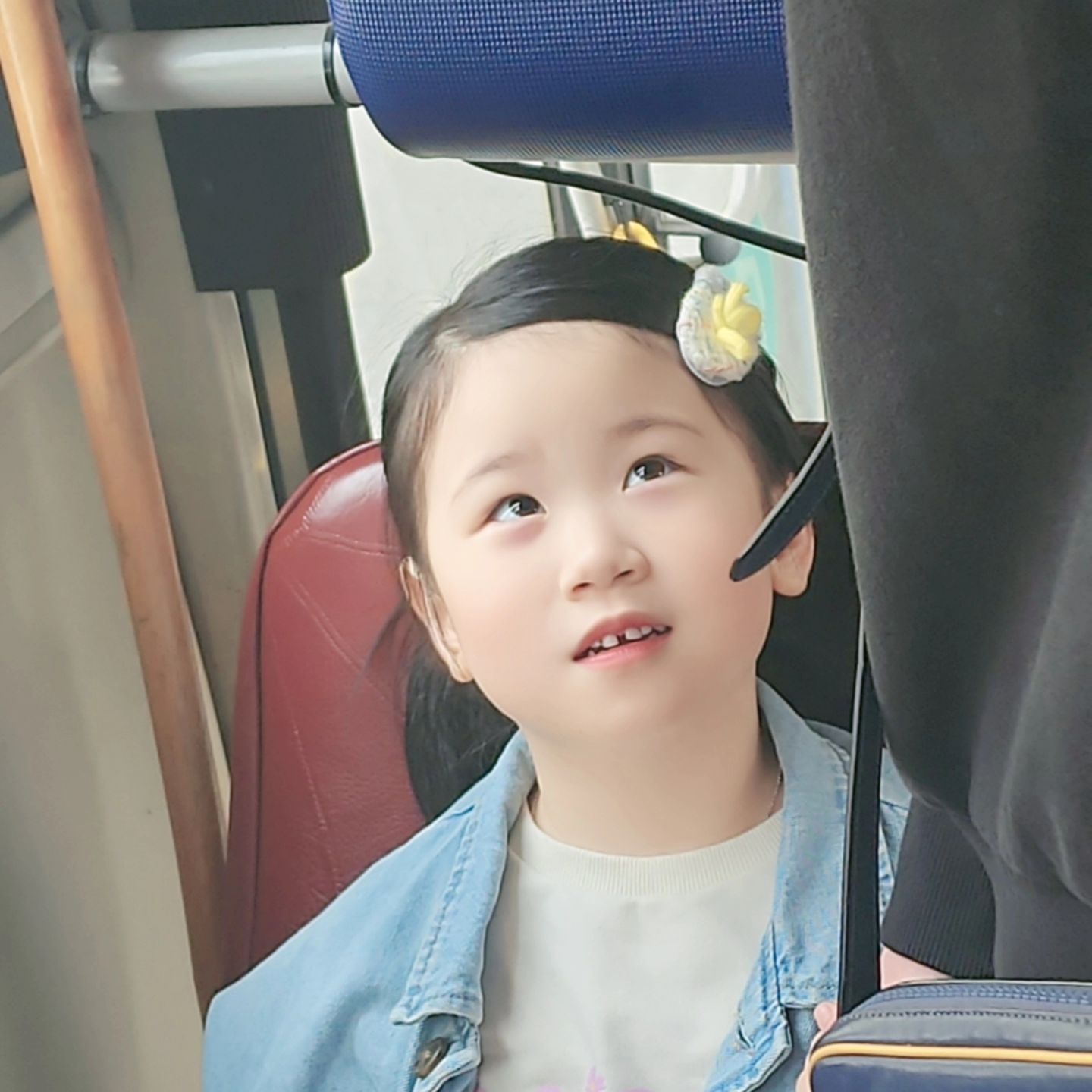 무슨 이야기를 하는지 신난 아빠와 하나, 표정변화가 4단계라 조용히 사진찍기 재미났네용😆

하나는 감기가 1달이넘게 안떨어져서
알러지 검사하고 약을 바꿔서 오후부터는 알러지약을 먹고 있답니다🥹

이놈의 약을 언제쯤이면 안먹을지 참...
다들 환절기 알러지, 감기 모두모두 조심해요😭

#주말아이랑
#병원나들이🏥
#주말육아시작💪