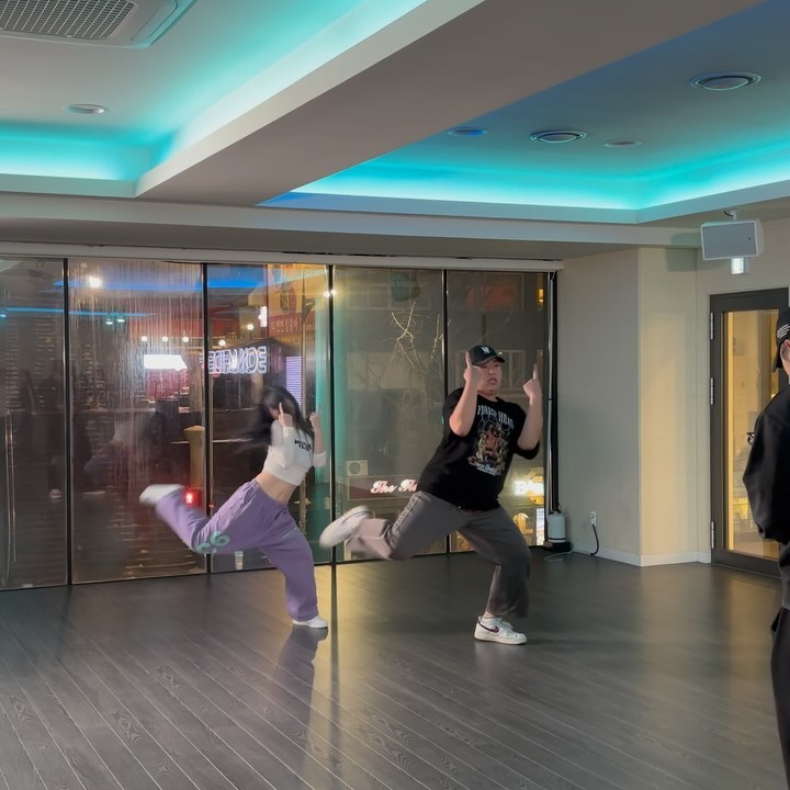 + Life is Wet +
🎧 camokr #lifeiswet #camo 
🧠 youny0un #choreography 
📍 bonafide_seoul 
근심 걱정 다 없애주시는 선생님은 저의 최고 도파민🤤 매번 행복이라는 감정을 찐하게 느끼게 해 주셔서 감사합니다🫶💙

#choreographer #dancer #dancevideo #dance