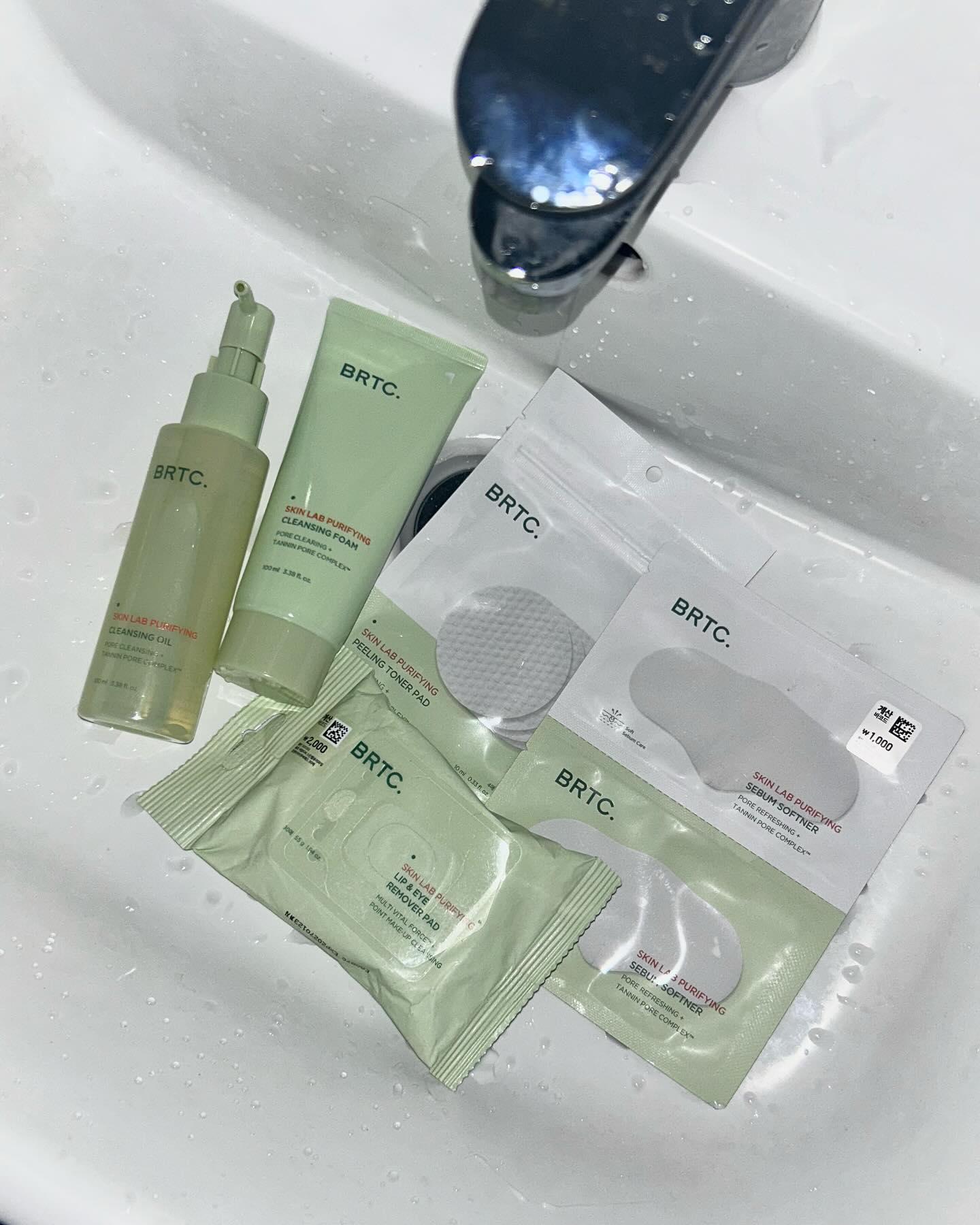 #협찬 (다이소입점)BRTC 퓨리파잉 클렌징 라인

나 다이소에도 클렌징 제품이 있는지 몰랐넹;; 
드럭스토어에서 세트로 구매하면 적어도 4-5만원 대였던 클렌징 제품들을 🌟단돈 만원에🌟 누릴 수 있다니..,,

나 웨 이제 알았능지.. 당장 다이소 달려가서 쟁여놓기! 
눈에 보이면 무조건 첫번째로 장바구니에 넣어놔야 함니다.
가성비 넘 조아서🍀 셋트로 고냥 싸고 간편하게 사용할 수 있어서 여행 갈때 간단히 챙겨가기 딱 좋은 것 같아요!
 
이제 봄이니까🌸 봄철 미세먼지를 대비한 모공케어 클렌징 루틴도 함께 ..🙏

 -STEP1 #립 앤 아이 리무버 패드
립&아이 메이크업 1차로 클렌징 엠보면으로 딥 클렌징 후 플랫면으로 잔여물까지 말끔히 제거하여 촉촉한 마무리
-STEP2 #클렌징 오일
모공 노폐물과 메이크업을 말끔하게 클렌징 오일로 녹여 제거 후 미 온수로 말끔하게 세안(식물성 돌콩오일 50% 함유, 순하고 부드럽게 케어 함)
-STEP3 #클렌징 폼
풍성한 거품으로 자극 없이 번들거림까지 말끔하게 딥 클렌징 (약알칼리성 클렌징 폼)
-STEP4 #필링 토너 패드
클렌징으로 늘어난 모공에 급속 쿨링과 수분공급
 -STEP5 #세범 소프트너 딱딱하게 굳어 있던 피지를 부드럽게 불린 후 부드럽고 말끔하게 블랙헤드와 피지 제거

이제 다이소에서 보이면 무조건 사쟈🙄..

#광고 #퓨리파잉 #다이소 #클렌징 #클렌징제품 #모공케어 #다이소화장품추천 #다이소화장품 #다이소클렌징 #다이소 가성비템 #클렌징제품추천 #클렌징오일 #클렌징폼 #립앤아이리무버 #패드 #필링토너패드 #세범소프트너 #초말끔클렌징 #BRTC #클렌징라인