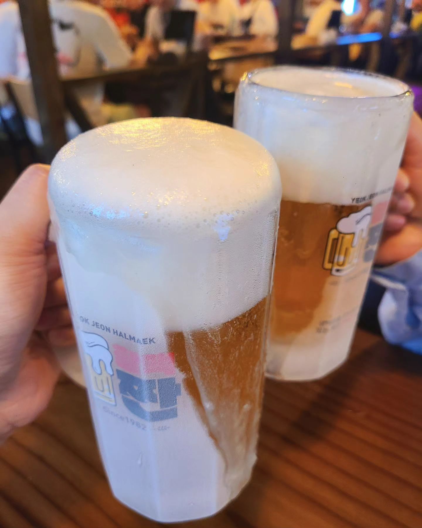 여름엔 시원한 생맥주❤️

어제저녁 나혼산 보는데 기안이 달리기하고 편의점앞에서 맥주들이키는거 보고 너무 부러웠다 

지도앱을 키고 집근처 할맥을 찾아보니 뛰어서 20분거리!! 
호기롭게 뛰쳐나갔지만 저녁에도 해가 쨍쨍하니 5분만에 후회를;; 🤣

뛰다 걷다 하다가 할맥도착해서 마시는 생맥주는 행복입니다❤️