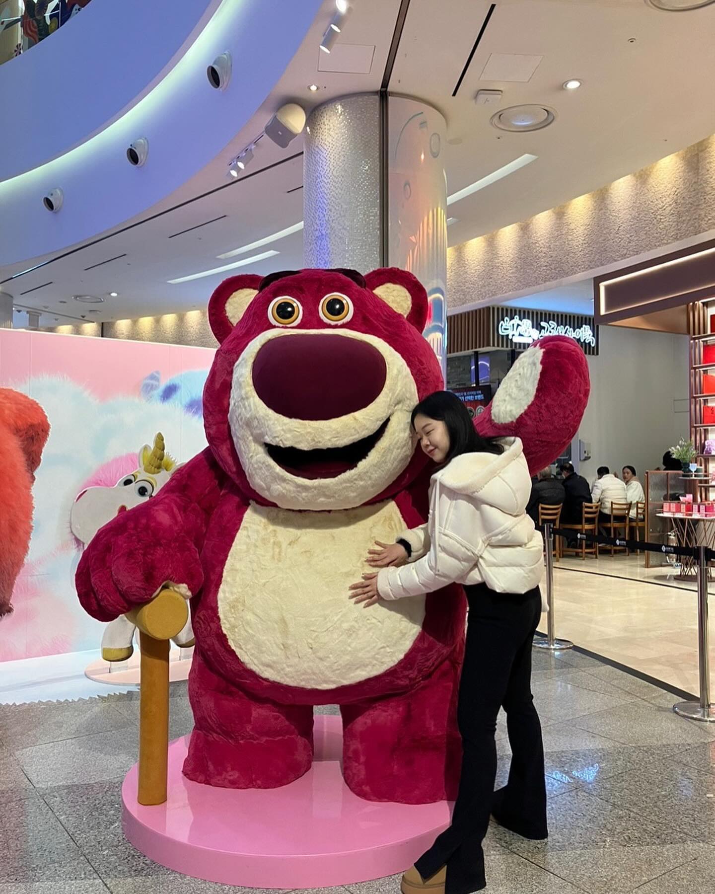 #디즈니플러피페스티벌 
#망곰이팝업스토어 

화장안해서 다 눈감은거 보소,, 😅
디즈니는 실사처럼 만드는게 취미
보들보들 진짜 살아있는쥴👀