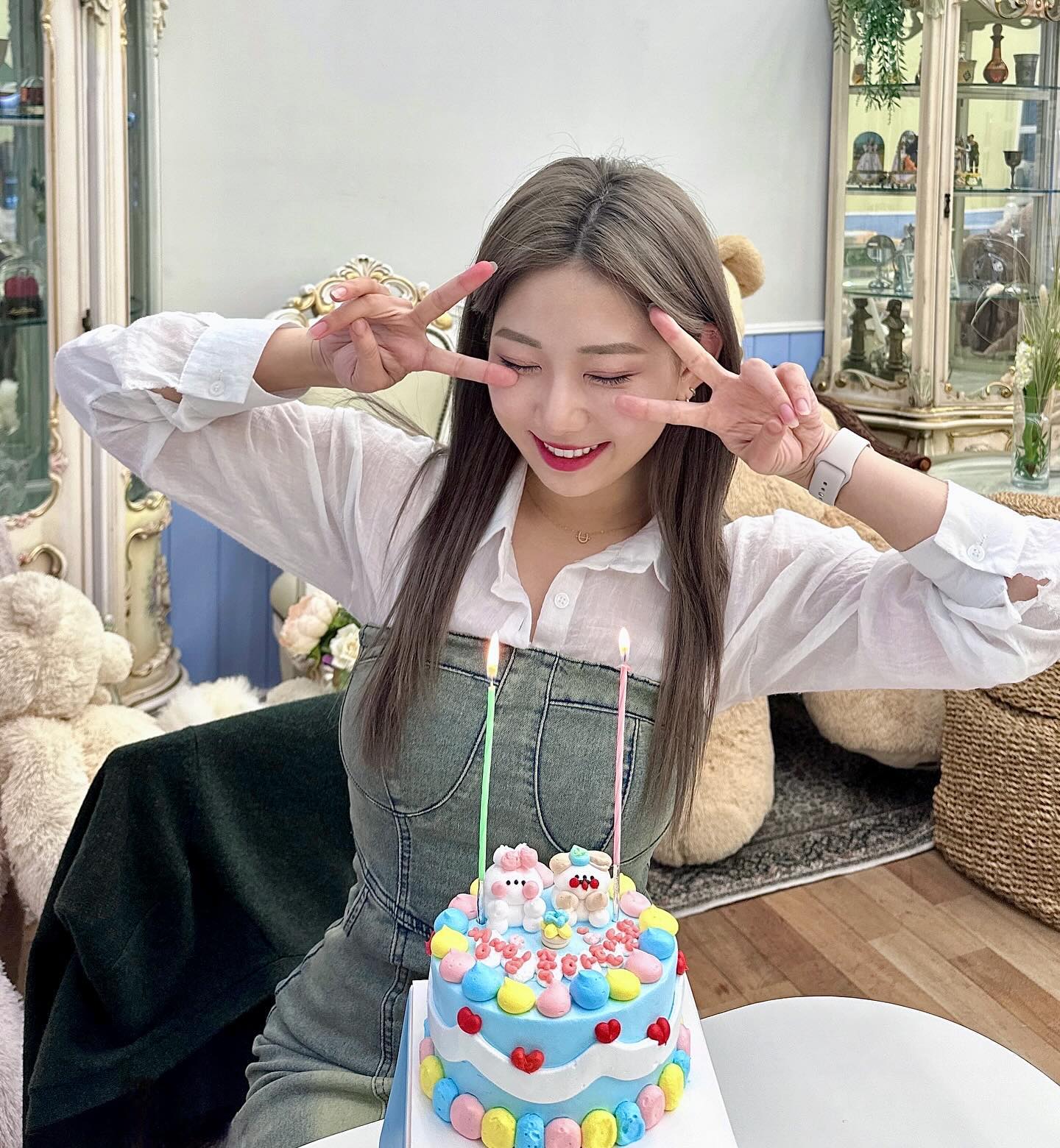 🎂생일축하한닮🎂 감사해요❤️
다 담지 못할 과분한 사랑 받았어요!!
잊지않고 축하해주신 마음들 덕에 행복한 생일보냈습니다😭😭

축하받으면서 새삼 보고싶은 분들이 많네요~
연말,연초까지 조금씩 접선해볼게요! 진짜로..^^

차근차근 감사한 마음 올려볼게요🫶
사.랑.해.요❤️❤️❤️
.
.
.
#10월의어느멋진날에 #10월23일