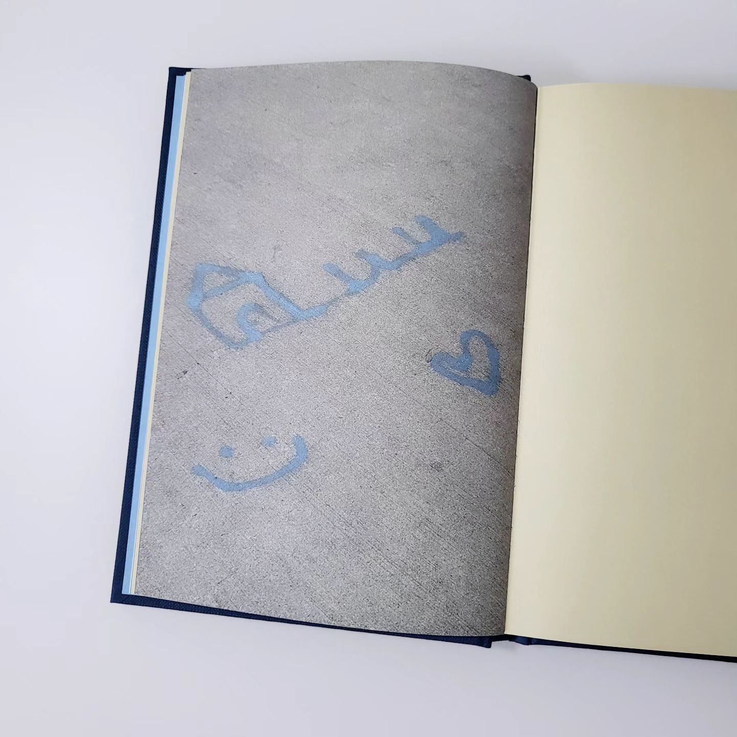 자신을 오래 들여다볼 줄 아는 사람들은 천천히 늙는다. 내 잘못과 부족을 인정하고 반성하는 사람들은 사과도 쉽게 한다.
나이 드는 것과 실수가 줄어드는 것은 상관이 없는데 어른은 실수 안 하는 줄 아는 사람들이 그들의 실수를 감추려고만 하니 되어 실수도 더 많이 한다.
- <내가 한 말을 내가 오해하지 않기로 함> 중에서

유튜브를 잘 보지 않아서, 문상훈 님을 책으로 처음 만났다. 어쩐지 책에서의 그를 먼저 알게 된 게 행운이란 생각이 든다 :)

위에 남긴 문장은 'ㅊㅊ'라는 글의 일부고, 가장 좋았던 건 '시력이 안 좋아도 안경을 쓰지 않는 사람'이다. 그의 팬이든 나처럼 그를 잘 모르는 사람이든 시집 읽듯 읽으면 좋을 듯하다.