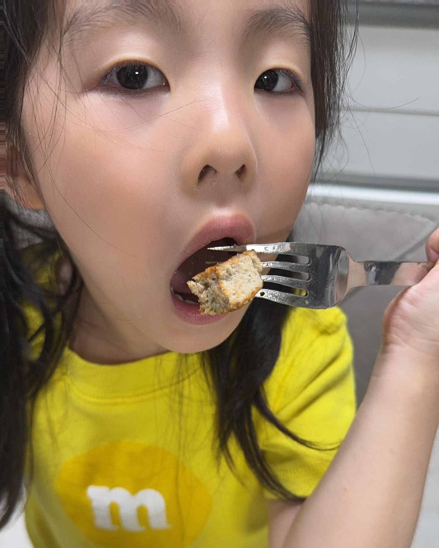 #숙성의달인 

ㅋㅋㅋ유빈이가 고기를 왠만하면 잘 안먹는데!!!!
이건 너무 잘먹어서 박제🤣

감동🥰

#70개월유빈 #떡갈비공구