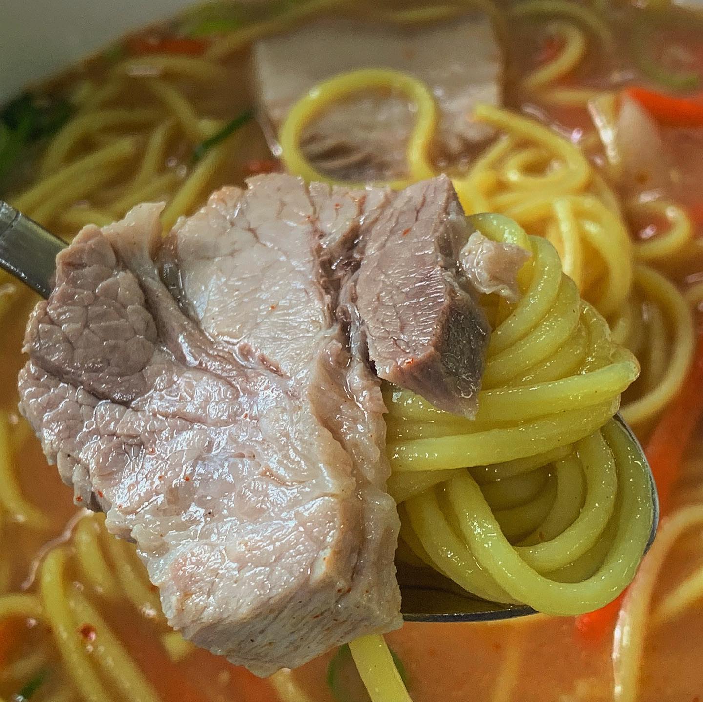 제주 가면 첫 끼는 무적권 고기국수 🍜
▪업체명▪
노형삼대고기국수
▫영업시간▫
09:00~22:00
화요일 정기휴무
▪메뉴🍽▪
고기국수 9,0
멸고국수 9,0
콩나물 국밥 9,0
💬한줄평
제주 올 때마다 첫 끼는 언제나 고기국수🍜🤤
다른 고기국수 집도 많긴 하지만 이 국수집은 면발이 적당히 두툼하고 국물이 진해서 자꾸 생각나고 계속 오게 되는 마성의 집🤓
+고기국수집이지만 요상하게 콩나물국밥도 맛있음😙
📍주소
제주 제주시 노형13길 11 노형삼대국수
.
.
.
#제주맛집 #고기국수 #고기국수맛집 #노형동맛집 #제주공항근처 #제주시내맛집