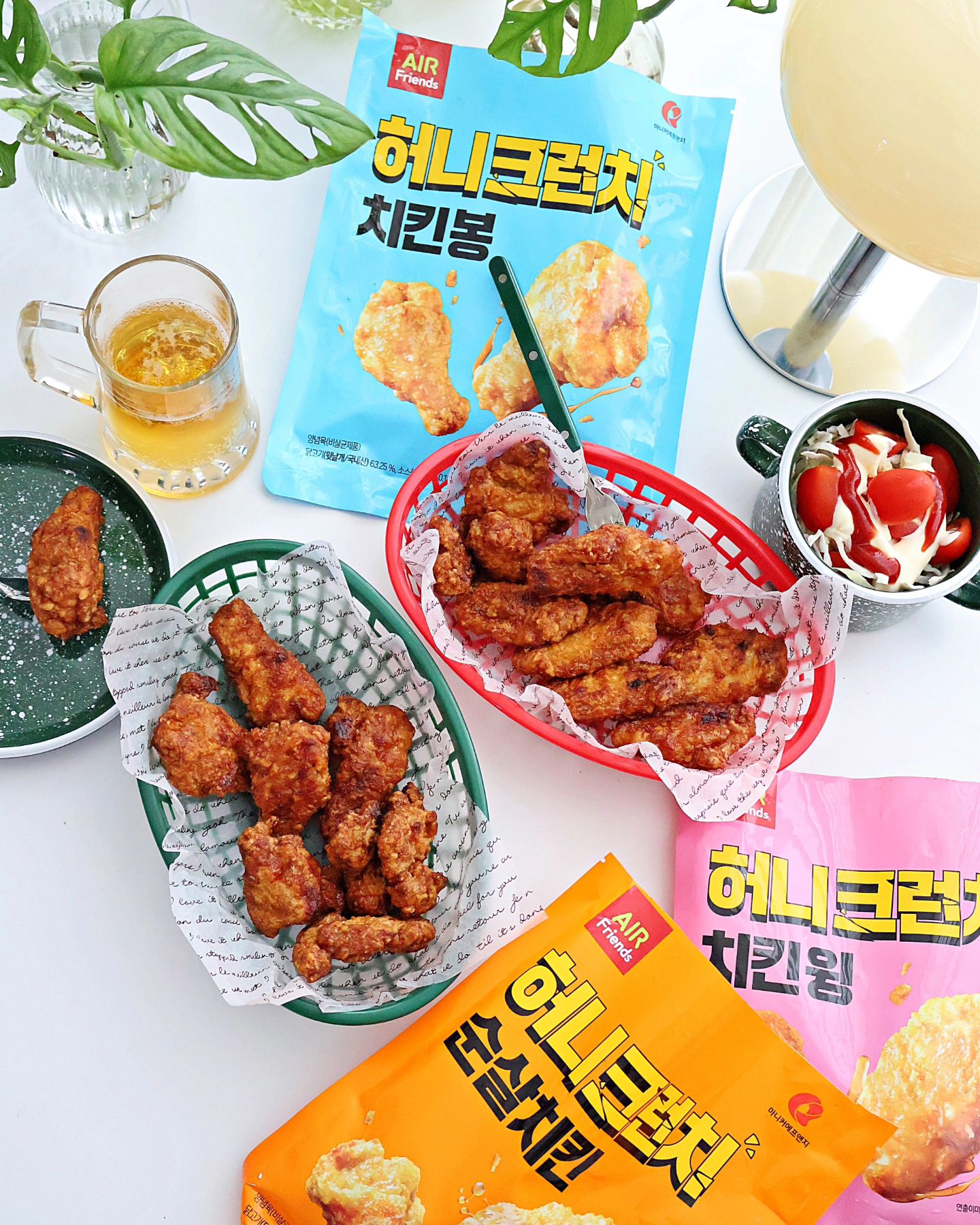 #협찬 

슬슬 지쳐가는 수요일~~
나는 SOLO 보며 치맥 어때요?🍺🍻

마니커에프앤지에서 신제품이
출시되었다기에 시식해보았어요

👉마니커 F&G 허니크런치 3종
마니커에프앤지 신제품 허니크런치 종류는 
누구나 좋아할 치킨 부위
순살치킨, 치킨봉, 치킨윙 3가지 맛인데요.
국내산 닭고기에 얇은 튀김옷을 입혀 
더욱 바삭하고 오븐에 한 번 구워 담백하고요😋
달콤짭조름한 허니 소스가 만나 감칠맛이 
더해져 겉바속촉!! 진짜 맛있어요.💕

게다가 전자레인지, 에어프라이어 조리로 
실속 있고 간편하게 즐길 수 있으니 
간식이나 늦은 밤 출출할 때 야식,
간편한 맥주 안주로 이만한게 없지 싶네요👍

manikerfng_
#마니커에프앤지 #신제품 #허니크런치
#허니크런치순살치킨 #허니크런치치킨윙 
#허니크런치치킨봉 #에어프렌즈 #허니소스
#에어프라이어치킨 #소스코팅 #국내산 
#닭고기 #달콤 #바삭 #간편 #안주 #간식