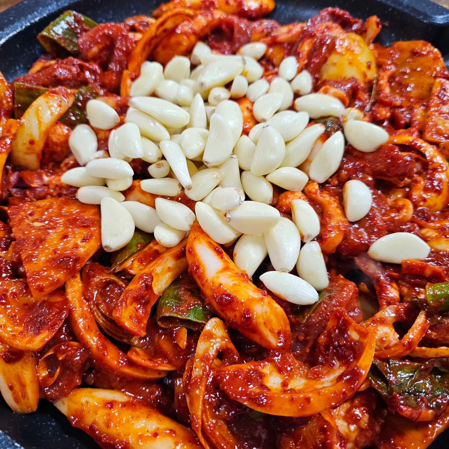 #협찬 

마늘폭탄 오리고기 먹으러 같이 가요🙂

요기 간판부터 이미 찐노포 오리맛집👍
사장님께서 직접 오리를 맛나게 볶아주시고,
내 그릇에 익은 고기를 직접 놓아주시기까지🤍

굽기전에 마늘 좋아하냐고 물어보시고 💭 
좋아한다는 말에 마늘 폭탄으로 투하 💣 

이런 친절하고 맛있는 오리주물럭집 왜 이제 알았냐구욤 ㅠㅠ😭
저 주물럭 완전 쪼아하는데ㅔㅔㅔㅔꢭ
오랜만에 쪼아하는 주물럭 먹엇더니 세상 행복 🌈 

둘이 갔는데, 이건 둘이 먹을 수 있는 양이 아니었😆
세분이서 오시는거 추천드려욤!!!
아님 에디처럼 남은거 포장해오세욤 🛍
저 집에오자마자 또 먹고 싶어서 바로 다 먹엇짜나요🤣

주물럭도, 양파도, 마늘도, 떡도 ㅜㅜ 너무 완벽!!
간도 아주 딱맞아 쌈무에 싸먹으면 넘나 맛나더라구용🙈

누릉지도 같이 주시는데, 중간중간 누릉지 한입씩 먹어줘야해욤!
이렇게 맛있는 오리주물럭이 5만원밖에 안해용 ㅠㅠ
담에 갈땐 부모님 모시고 가서 능이오리백숙도 먹어볼래욤❤️

✔️ 오리 야채주물럭 50,000원
✔️ 볶음밥 2,000원

🏡 서울 영등포구 영등포동6가 95-7
⏰️ 11:00 ~ 22:00 (L.O 21:00)
☎️ 0507-1420-5292

#윤달오리전문점 #영등포오리고기 #오리주물럭맛집 #오리고기맛집 #타임스퀘어맛집 #영등포회식 #영등포맛집