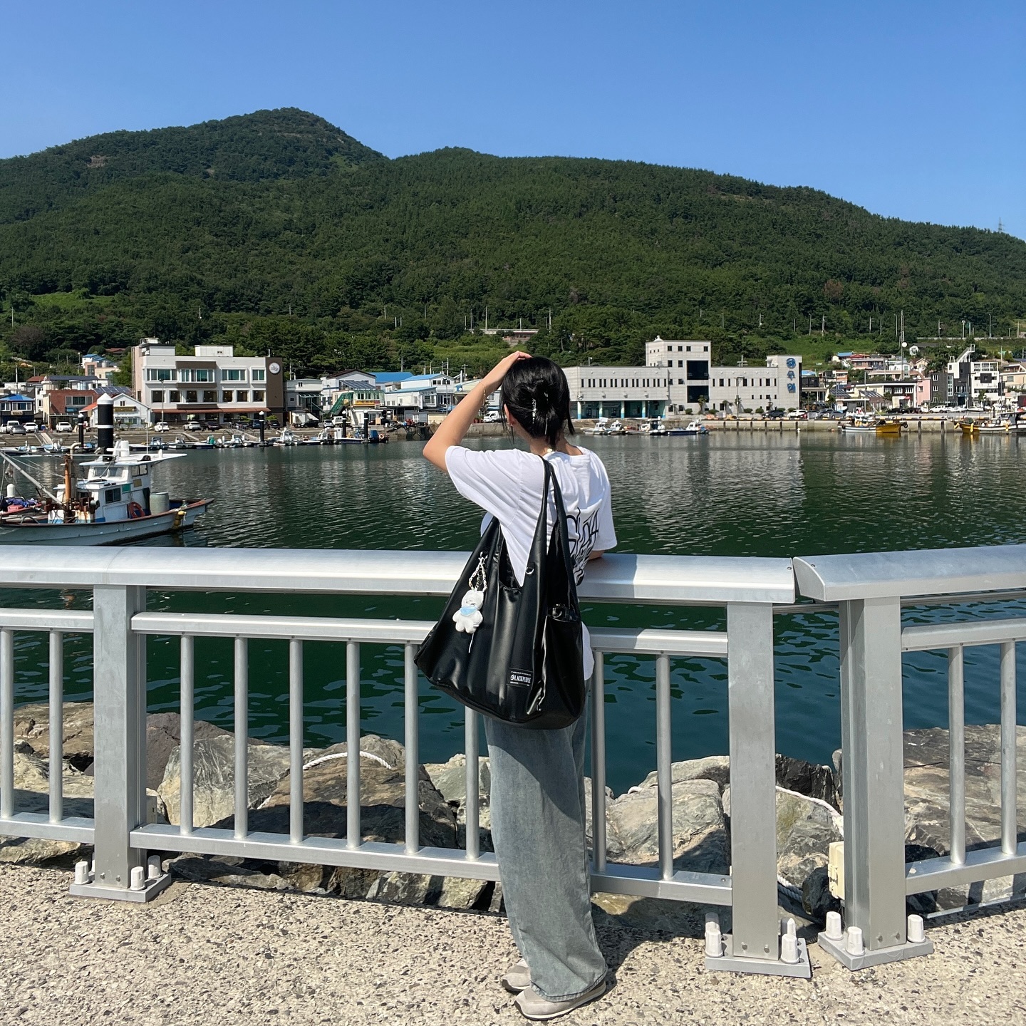 여름휴가 마지막 밤…🥹💙 아까워서 잠들기가 싫어요➰

이번 하동여행을 책임져준 보부상 가방 좀 자랑할게요😛
바리바리바리스타 분들께서는 집중하셔야 합니다☕️💫

16인치 노트북도 너끈히 들어갈 요 아이는 [ 블랙퍼플 ] 의 VIKI백❗️
blackpurple.kr 

큰 수납공간이 5개나 있고 이너포켓도 3개나 있답니다🤦🏻‍♀️
그냥 여행 갈 때 쓰라고 만든 것 아닌지…🥹

가격도 좋고 생활방수라… 여러분께 너무나도 영업하고 싶어요
자사몰 10% 할인 중일 때 업어가셔야만…(반드시🫡❤️‍🔥)