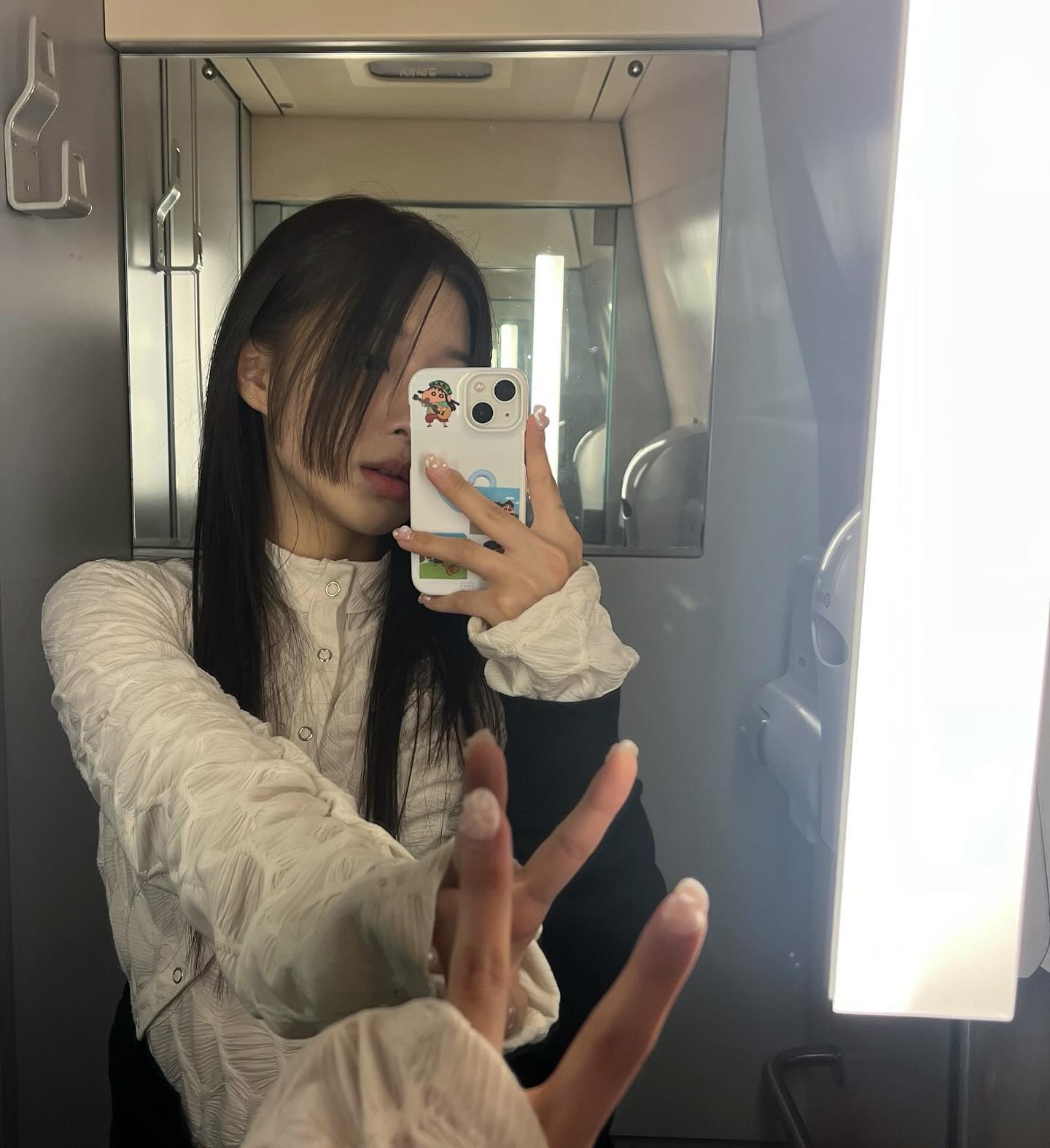 💇🏻‍♀️
나 블럭으로 옆머리 자르구 뮤트 브라운으루 염색하고 왔어용..🐻
헤어모델로 간건데.. 쌤 자체가 힙해서 내가 말하는거 다 찰떡으로 알아들어주셔서 믿구 다 맡겼는데..역시…ㅎ 만죡😶‍🌫️
