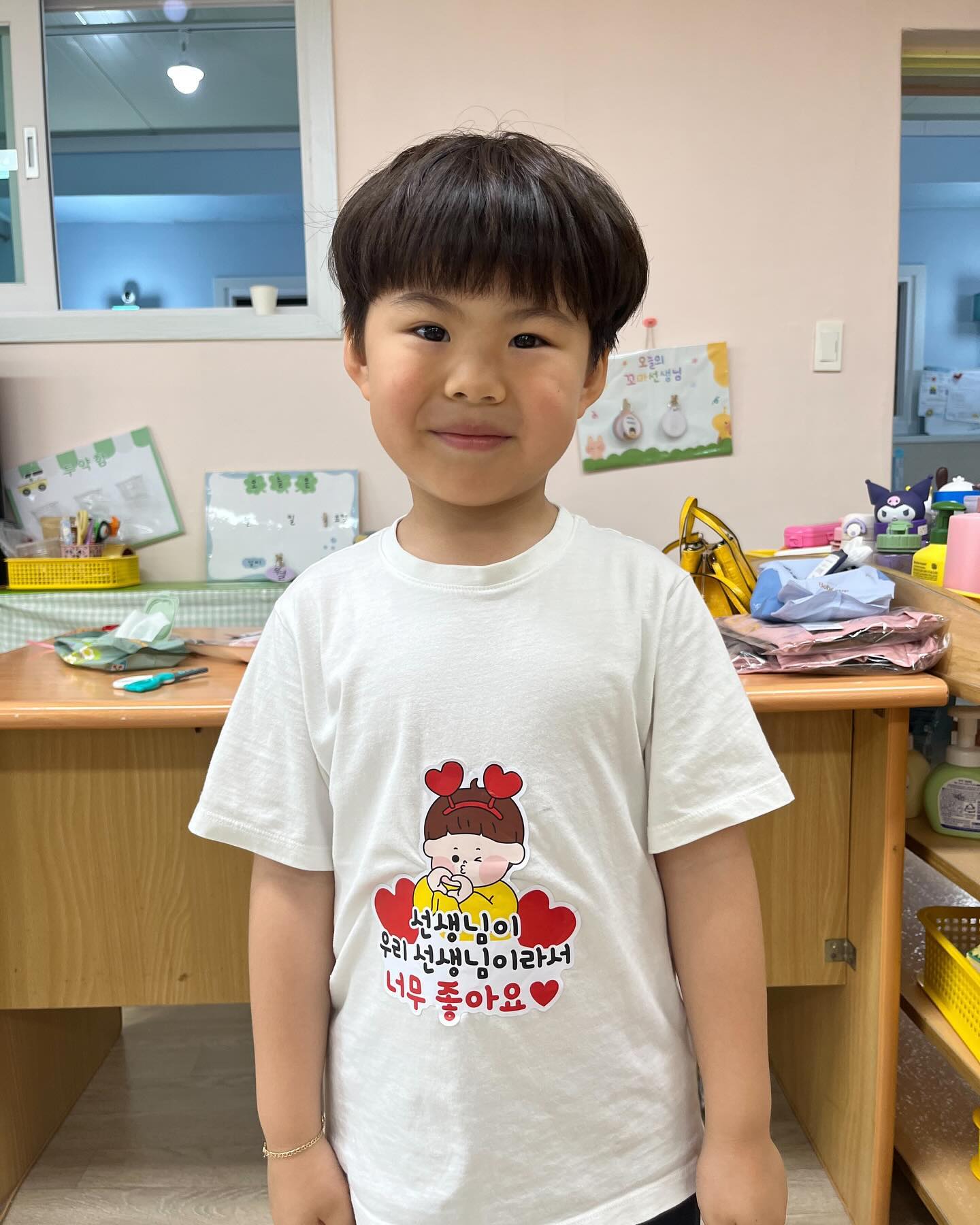 #6살 #스승의날
스승의날 옷 스티커 시켜서 붙여줬는데 
얼집 들어가는 입구부터 스티커 떼고싶어
만지작만지작… 주목받는거 집중되는거
혼자 다른거 싫어하는 성격이라 주문할때부터도
고민고민했었다

사진보니 많이컸구나 ❤️느꼈다
이전같았으면 벌써 떼고 놀아도 놀았을텐데
내가 붙여준 옷 그대로 입고 놀이도했다
사진도 너무 잘 찍어주셔서 인스타 올리고 
싶었다❤️