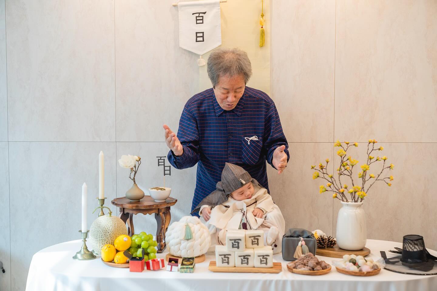 #깅디후백일

왕할아버지는 한대 콱. 쥐어박을까 하시고
왕할머니는 왕왕 깨물고 싶다 하시고
사랑(,,🤍)이 넘치는 가조쿠 👨‍👩‍👧‍👦
몰래 사진으로 남겨버리기

#증조할아버지할머니 #증손자
#시할아버지 #시할머니 
건강하세오 함무니 하부지 🩷
