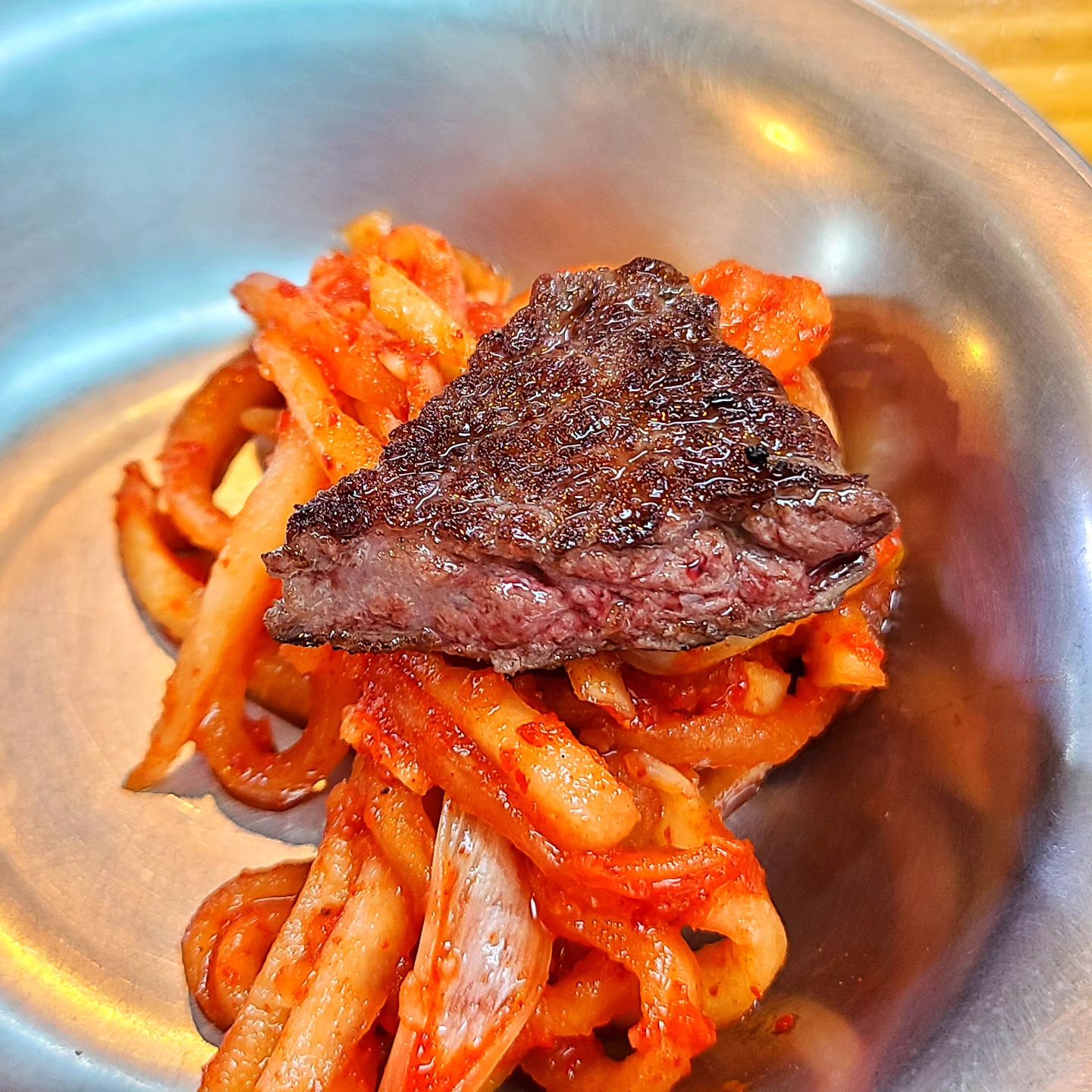 메뉴 단일! 반찬도 단일😋

✅️장위동유성집 장안점
✅️동대문구 장한로 33
🌬장한평역 2출 직진, 동대문소방서 맞은편
✔️한우등심(180g) 49,000원
✔️별미국수 4,000원

연말 소고기는 여기서! 장위동 유성집 다녀왔다🙋‍♀️ 단일메뉴로 한우등심만 파는곳, 고기로 승부보는 소고기 맛집이다.

반찬으로 무생채가 나오는데 요거 말고는 반찬이 없는게 특이하다. 하지만 먹어보면 요 무생채 말고 다른 반찬은 생각도 안나게 찰떡이긴하다😆 달달시원한 무생채와 함께라면 소고기 무한먹방 쌉가넝

들어오는 불 화력이 엄청나서 불향 가득 입은 질좋은 소고기를 무생채와 함께 먹는데 요거 맛없다고 하는 사람 절대 없을듯😢 생각나고 생각나고 또 생각나는 맛이다.

사이드도 단일! 별미국수가 있는데 마늘 듬뿍 들어간, 뜨겁지만 시원~한 국수는 술안주로 굿🩷 좋은 안주와 함께 술도 술술 들어가는곳😋 연말을 맞아 배에 기름칠 제대로 하고왔다.

#소고기맛집 #한우맛집 #장위동유성집