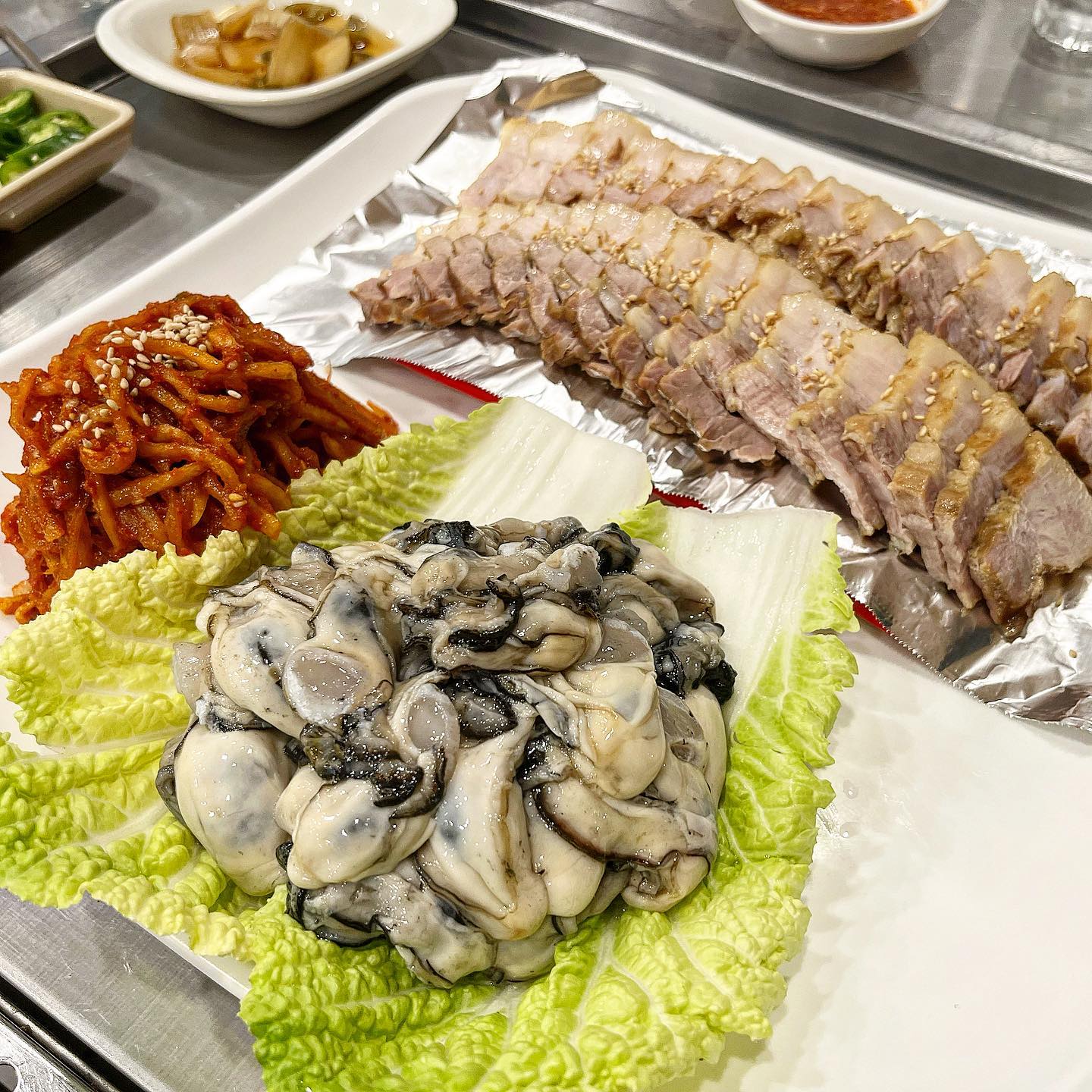 지금 안 먹으면 손해보는 겨울에만 오픈하는 동두천 최고맛집 
#동두천#굴사냥

굴보쌈집중에 최고는 여기가 아닐까 ..
매년 먹으러 오지만 생글 탱글한 굴과
싱싱한 알배추 존맛탱인 무생채
고기까지 맛있어서 쌈이 환상✨
아주 끝도없이 들어가는데 
무려 굴은 리필 가능..
아니 고기빼곤 필요한거 다주심..
매년 최상의 굴 퀄리티를 느끼게 해주는 굴사냥에 감사할따름🥲🥹

생굴간장돌솥비빔밥은 또 무조건 먹고와야 될 음식 메모
담백 그 자체✨

바쁘지만 늘 친절한 동두천 굴사냥
10-2월 까지만 영업하니
그전에 모두 방문하세영!!

알이 좋은 굴찜은 1월! 입니다🙏

굴보쌈 : 55,000원
굴보쌈 2인 : 35,000원
돌솥비빔밥 : 13,000원

🎈동두천 굴사냥
주소 : 지행동 662-1
시간 : 11:00-22:00