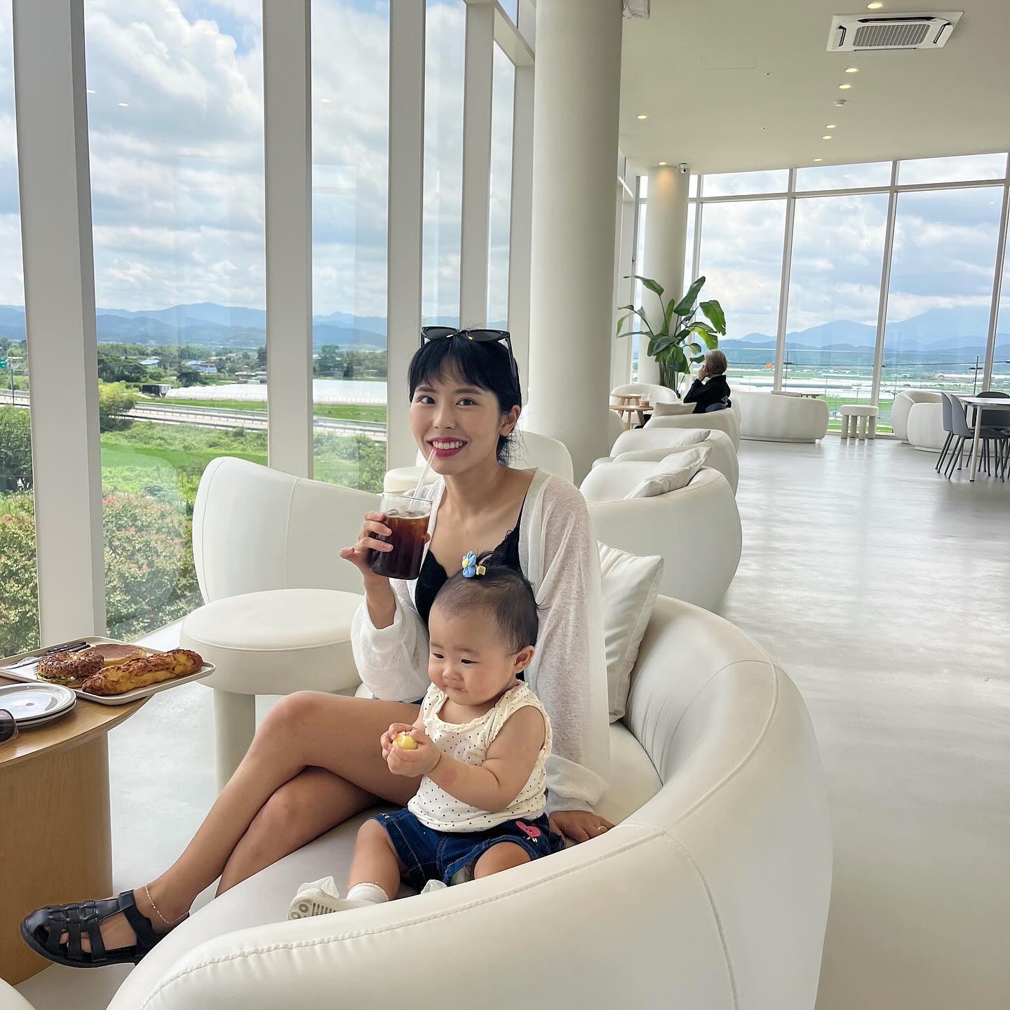 비온다더니 안와서 더 좋은 날😉
담양 드라이브 겸 예쁜카페 놀러와서 신난다!
무엇보다 서아가 카시트에서 안울고 잘 자줘서 고맙다..👶🏻🫶🏻