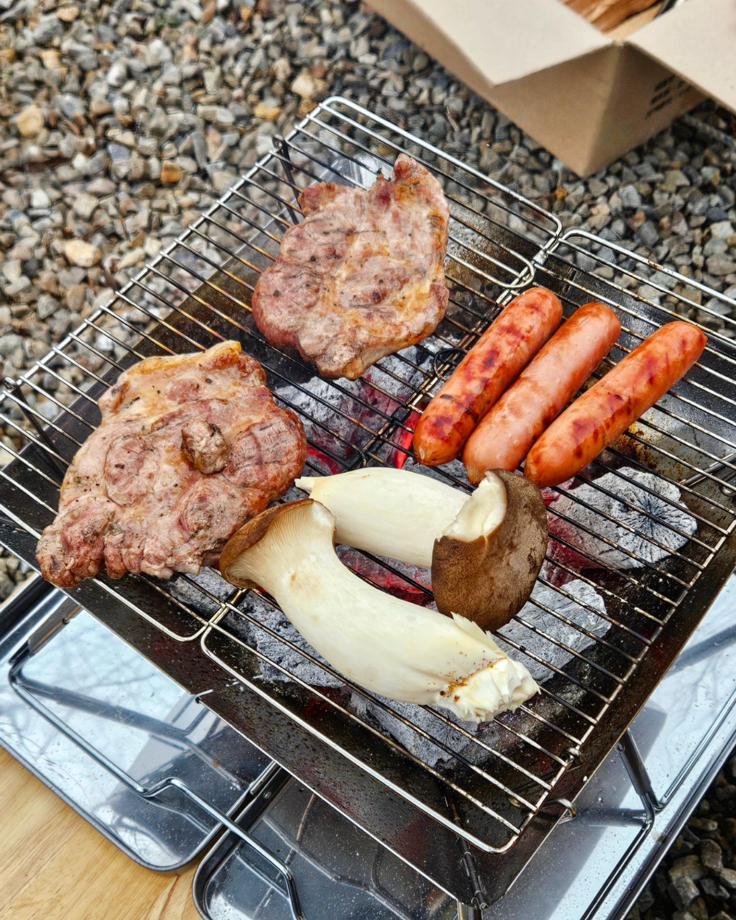 #가족여행

가족들하고 연말 충만한 마무리를 위해
청주 근교 #도명산캠핑장 에 왔어요 🥰

며칠전은 엄마 생신이기도 했고
가족들 다 모이는 캠핑은 처음이라
정말 즐겁고 따뜻한 시간이었습니다 🫶

올 한해 정말 많은 일들이 있었는데
내년에는 이웃들과 친구들과 함께
더 성장하는 내가 되는것만이 작은 바람입니다

이 글 보시는 모든 분들 행복하시고
새해복 많~~~이많이 받으세요 🔥
.
.
#2023안녕 #2024안녕