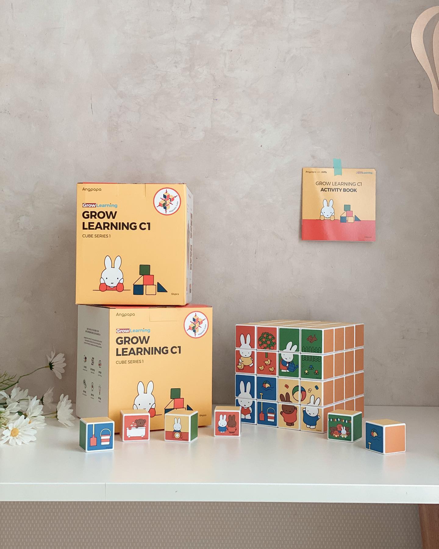 #협찬 #앙파파그로우러닝 ㅣ growlearning.official 
놀면서 스스로 발달할 수 있는 교구가 있다고?!⠀
⠀
📍앙파파 그로우러닝C1⠀
요즘 로운이 로이가 밖에 나가지 않고 집콕하는 이유.⠀
이거 하나면 집에 하루종일 있어도 지겨울 틈이 없다고?!⠀
⠀
⠀
자석블럭인데 6면 모두 다른색으로 구성이 되어 있어 색깔 놀이도 가능하고 미피에디션이라 예쁜 그림들 덕분에 눈이 즐겁고 퍼즐 놀이도 즐길 수 있어요. 자석큐브 하나로 신체활동 놀이, 수학놀이, 한글놀이 까지 다양하게 활용할 수 있어서 더욱더 만족 스러운 교구.창의력 발달과 공간지각능력, 문제해결능력까지 쑥쑥 업그레이드 될 것 같아요.⠀
⠀
⠀
형아 따라 한층 더 업그레이드 되어가고 있는 로이 너무 좋아해요.⠀
내일은 또 얼마나 더 즐거울지 기대가 되는 오늘˘◡˘⠀
⠀
⠀
#앙파파 #그로우러닝 #앙파파그로우러닝C1 #자석큐브 #자석블럭 #자석교구 #로니로이이야기ෆ ⠀