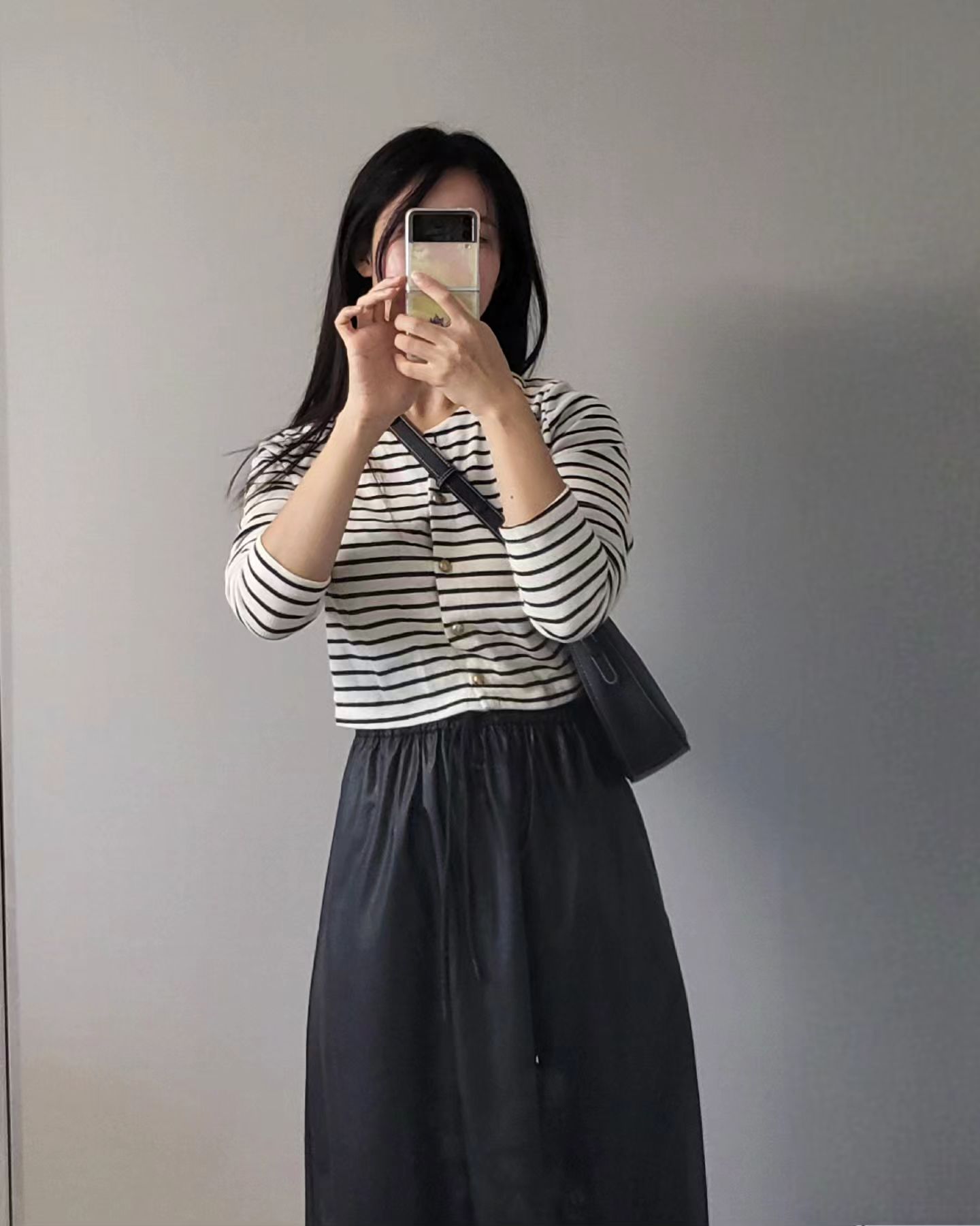 #듀의출근룩 #ootd #협찬 #atwr 

연휴 전 신나는 출근룩🩷
어센틱워드로브에서 보내주신 레더치마로 무채색 출근룩을 완성했오요🖤

블랙이라 휘뚜루마뚜루 코디할 수 있고 레더라서 포인트도 되고✨️
올 가을 애정템이 될 예정입니다

여러분 불금보내세요🎊🎊