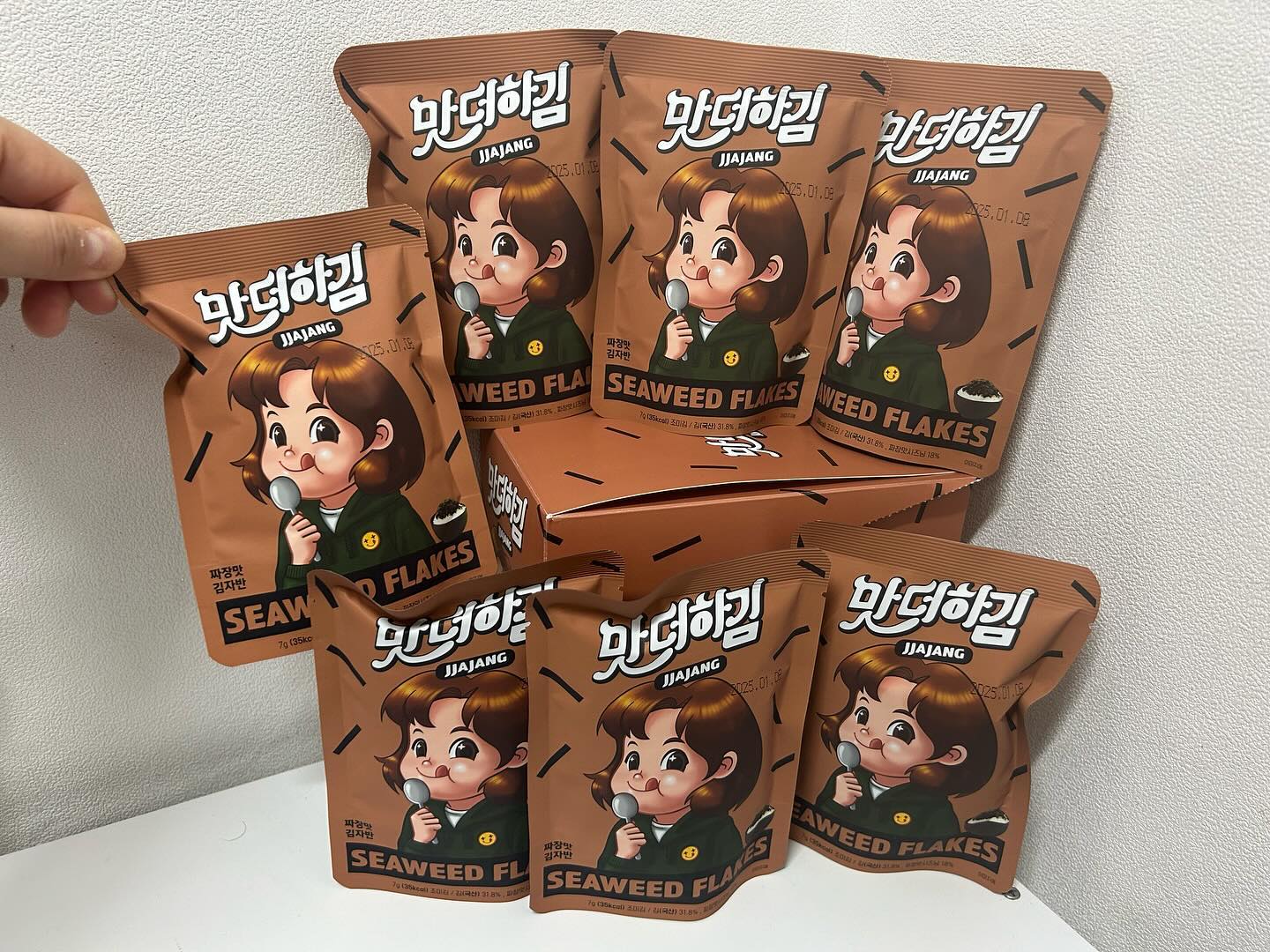 #협찬 botaseoul 

✨ 제품명
맛더하김 김자반 짜장맛
1봉 7g X 7입 

✨제품링크
https://smartstore.naver.com/botaseoul/products/9905338097

✨직접 섭취 한 점.

맛더하김 김자반 짜장맛 은 직화솥에서 300도로 볶아내어 바삭한 심각과 엄선한 100% 국내 재래김과 짜장 시즈닝이 황금비율로 배합되어 고소한 맛이 더해져서 입안에서 펼쳐지는 것을 느낄 수 있었어요.

맛더하김은 1봉 당 40kcal로 다이어트 중에도 부담없이 언제나 신선하게 즐길 수 있고, 한 끼 식사로서도 충분한 양으로 포장되어 있으며, 맛과 건강을 모두 챙길 수 있었어요. 
 
1끼 1봉 개별 포장으로 끝까지 신선함을 유지되면서 눅눅해지지 않도록 신중히 디자인 되어 있어 부드럽고 고소한 맛이 함께 어우러져 식사나 간식으로 완벽한 선택이 될 것 입니다! 

또한, 이 김자반은 HACCP(식품안전관리시스템)로 인증으로, 
식품안전과 품질에 대한 엄격한 관리를 거친 믿을 수 있는 제품이예요. 

 HACCP 인증은 제품의 안전성과 신뢰성을 보장하기 위한 국제적인 기준으로, 이 제품이 이러한 인증을 받았다는 것은 소비자에게 안심과 신뢰를 전해졌어요.

🔖 체험뷰 체험단 선정되어서 
  캠페인 가이드 따라 작성한 리뷰입니다.

#맛더하김 #김자반 #카레맛김자반 #짜장맛김자반 #집밥 
#맛더하김김자반 #자취요리 #요리그램 #
#rjung #rjung체험단 #체험단