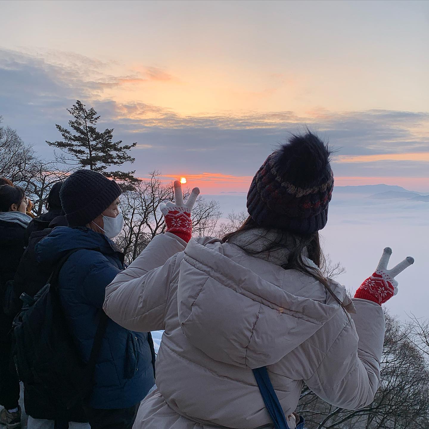 꽁꽁 언 빙판길 올라서 본 2024년의 해🤍 
매년 해돋이 보러가는데 이번 장소가 제일 헬이였지만 ,, 고생끝에 장관을 볼 수 있어서 매우 보람찼다😜 

2024년 소원 잔뜩 빌었으니까 꼭 이뤄주세요🙏🏻