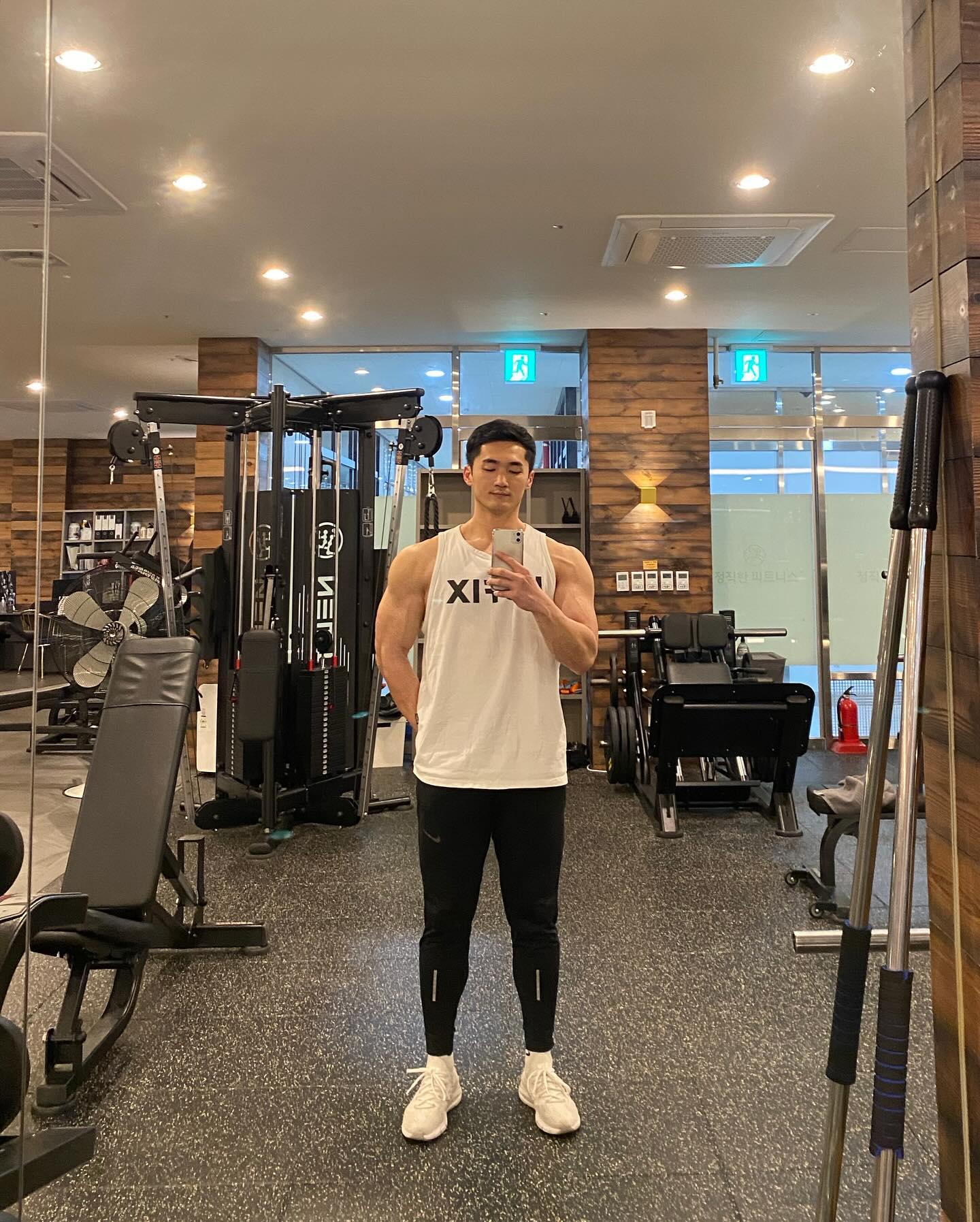 어깨💪🏾
.
.
.
스미스머신 바벨 숄더프레스
각종 숄더 프레스로 조져짐
.
.
식단관리 1,2주하고 배고픈느낌에
체지방이 엄청 내려갔을거라고
생각한다면 아주아주 큰 오산입니다
식단을 갑자기 바꾸기보다
라이프스타일을 바꾼다고 생각하고
꾸준하게 이어 가보세요
그러면 알아서 변화가 생깁니다
제일 중요한건 라이프스타일 바꾸기!