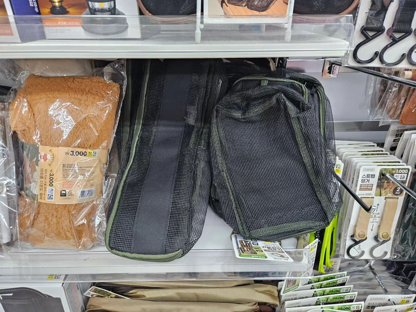 메쉬 파우치에 조리도구랑 커트러리 넣어다나는데 터질것 같아 조마조마 했거든요
오늘 다이소 갔더니 딱 좋은 건조케이스가 있어서 구입했어요
사이즈 두종류 색상 두종류
힘있게 모양잡히지는 않지만 사이즈 넉넉하고 올메쉬라 카라비너 걸어 말리기도 좋네요 ㅎㅎ
#다이소 #다이소캠핑용품 #다이소캠핑 #camping #캠핑