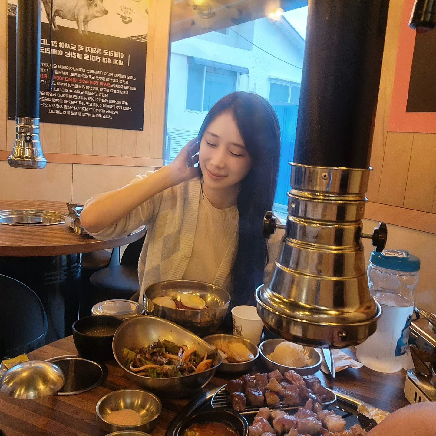 플루마 160g 1인분 19.0
국내산 드라이에이징 180g 숙성 77삼겹살 20.0
비빔냉면 6.0
우삼겹 된장뚝배기 5.0
공기밥 1.0

여긴 진짜 미친 도른 맛집..🤗
플루마 한입 먹자마자 뭐 이런게 다 있대 싶었음🫢
분명 돼지고기인데 소고기를 먹는 느낌😝
난 항상 모든 고기가 질기고 소화가 안됐는데😵‍💫
이거먹고 고기에 대한 기준이 바뀜 미쳤다리🫡
멀어도 고기 먹고프면 다시 오고싶은곳😉
삼결살도 바삭바삭 맛있고 다 직접 구워주셔서 더 존맛😋
비냉도 역시 새콤매콤 존맛탱🍜
우삼겹 된장도 오졌다리🥘
우삼겹 나베도 사이드인데 본품같은 서비스🥹
역시 찐맛집은 포스부터 달라.. 감탄 그자체👍

🎈이베리코민족 은평점 (서울 은평구 서오릉로 128 1층)
iberico_minjok
☎️연락처: 0507-1419-3020
⏰️평일 16:00 - 24:00
토 12:00 - 24:00
일 16:00 - 23:00

#이베리코민족#이베리코민족은평점#은평구맛집#구산역맛집#역촌동맛집#은평구이베리코#응암맛집#콜키지프리