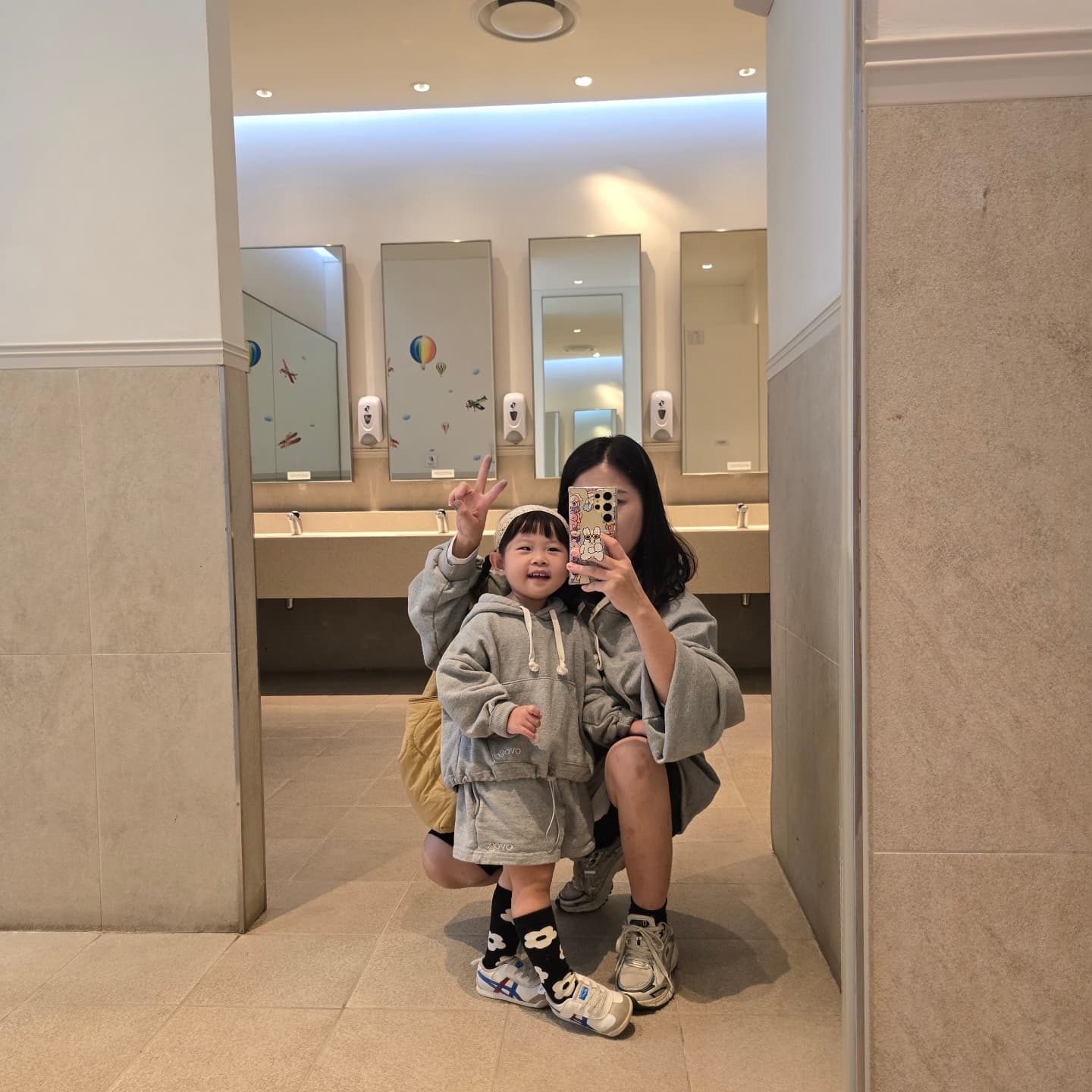 커플옷 입고 단짠단으로 시작한 하루의 시작🩶

맥도날드에서 맥모닝과 해쉬브라운으로 같이 배를 채우고
갑자기 슬라임을 찾으셔서 슬라임카페가서 신나게 조물조물
커플옷입으니 옷도 가족이라고 좋아한 너🫶