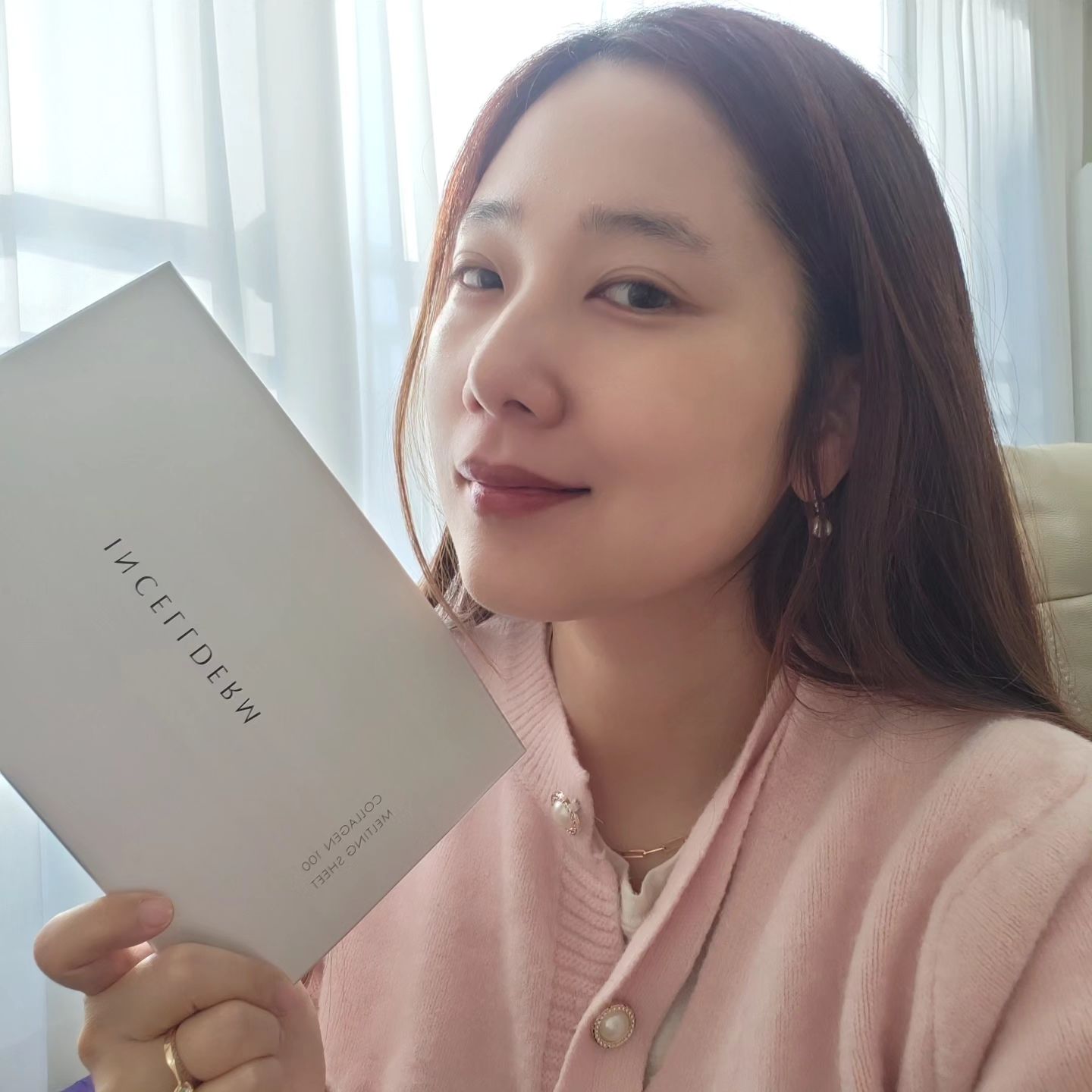 #광고 

인셀덤 멜팅시트 써봤는데 정말 나만 모르고 있었어요😂
머리카락보다 500배 얇은 초극세 나노 시트가 부스터를 분사해주면 순식간에 피부속으로 스며들어요💙
영상이 꼭 마법같죠? 저도 너무 신기해서 대박 외쳤어요👍

특히 목 시트의 사이즈가 시중에서 보기 드물 정도로 크고 넉넉해서 목을 충분히 감싸주네요🫶 목주름 고민이었는데 이런 소비자를 생각한 세심한 배려 넘 좋아요😍

쫀쫀하게 마무리감이 마치 리프팅 시술 받는 기분이더라구요
콜라겐이 직접 피부 속에 들어가는 게 한눈에 보이다 보니 붙이는 필러 같은 느낌이 들었어요🥰

뉴질랜드 심해에서 추출한 고순도 콜라겐 원료를 사용해 
신체 내 콜라겐과 가장 가까운 구조라서 피부속 깊이 침투한다고 하네요🎉

해양관리협의회에서 지속가능성을 획득한 친환경 콜라겐이라 환경 걱정도 덜어주네요🍃

#인셀덤 #INCELLDERM #인셀덤콜라겐 #인셀덤콜라겐100멜팅시트 #주름개선시트 #인셀덤루틴 #어린세포발견의비밀 #원빈화장품
