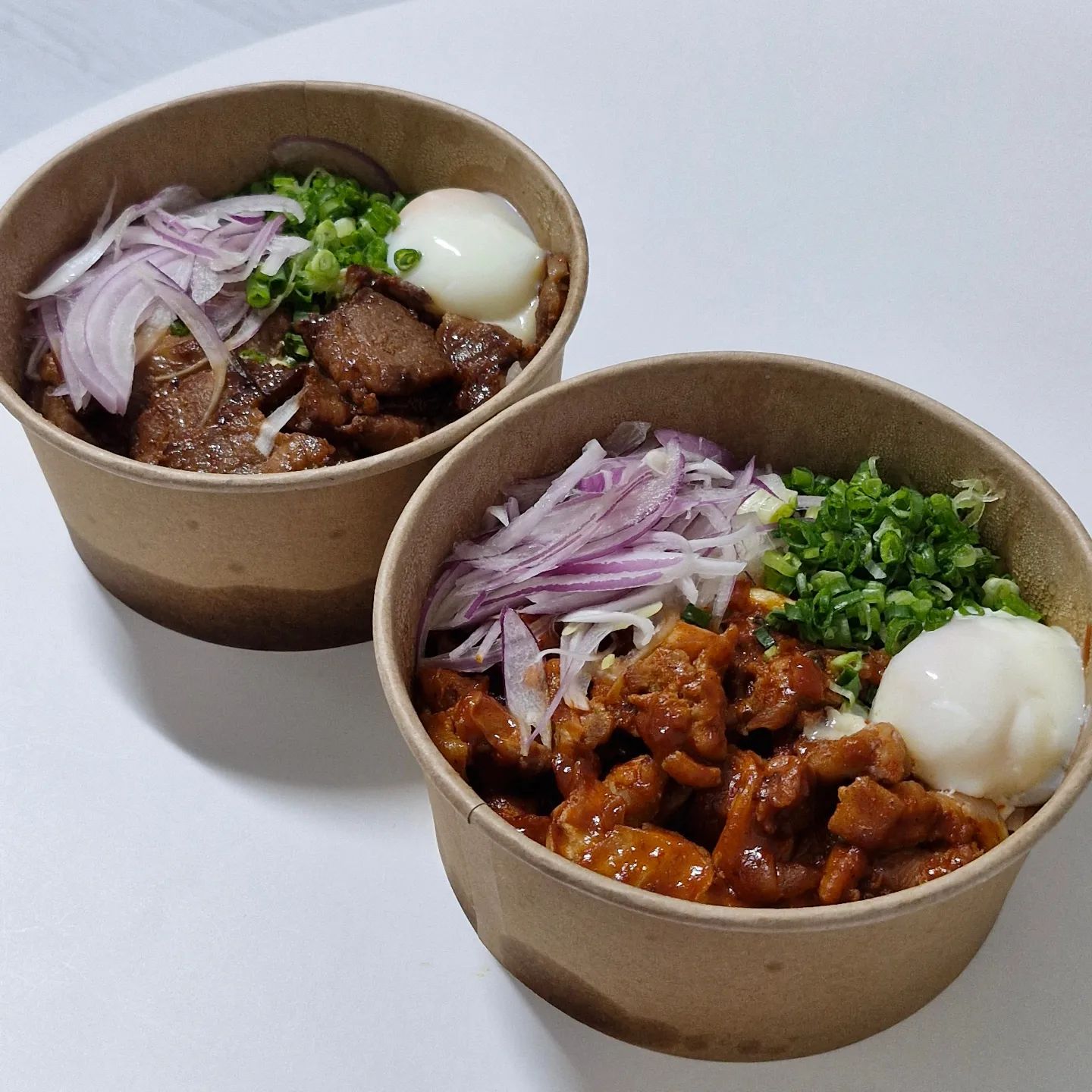 서울 덮밥에서 포장해왔어요!
고스트 키친 15번입니다 ㅎㅎ

이번에 닭갈비 덮밥과
유명한 미추리 삼겹 덮밥을 포장해왔는데요

닭갈비 덮밥은 살짝 매콤한게, 수란이랑 정말 잘 어울리더라구요!
밥 양도 많고, 닭 양도 많아서,
한끼를 먹을 때 많이 먹지 않는 저는 두 번에 나눠서 먹었답니다 ㅎㅎ

양이 충분해요!!

그리고 미추리 삼겹덮밥은 인기가 많은 이유가 다 있더라구요!
저는 삼겹살에 껍데기 부분 붙어있는 걸 정말 좋아하는데,
미추리 삼겹 덮밥의 삼겹살에 껍데기가 붙어있더라구요!

그래서 더 좋은 식감과 맛을 느낄 수 있었어요 ㅠㅜㅠ

수란과 잘 어울리는 건 물론이고, 쪽파와 양파와도 정말 잘 어울리는 덮밥이었습니다!!

#서울대덮밥 #서울대입구덮밥 #낙성대덮밥 #봉천동덮밥 #서울덮밥 #관악구덮밥 #서울대맛집 #서울대포장맛집