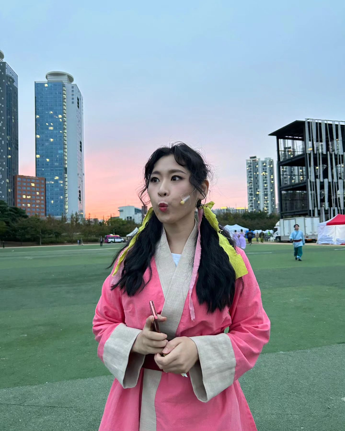 2023.10.7 토요일
.
뮤지컬 능,허 - 만경을 넘어, 하늘을 오르다
.
몇 년만에 와보는 인천 송도 엄청 좋네에
좋은 날, 좋은 사람들과 무사히❤️
오랜만에 하는 야외공연 재밌었다아
진영쌤이 특별히 더 신경써주신 머리도 넘나넘나 맘에 들었다눙😍❤️
우리 6명의 아역들도 너무 멋지게 해내주어 멋있고 대견했오👍👍👍
시크한 애교로 툭 주고 간 츤데레 수민이의 종이하트는 오래도록 간직할게💚
.
#공연스타그램 #야외공연 #축제 #뮤지컬 #능허 #만경을넘어하늘을오르다 #인천송도 #능허대축제 #송도달빛축제공원 #연수구문화재단