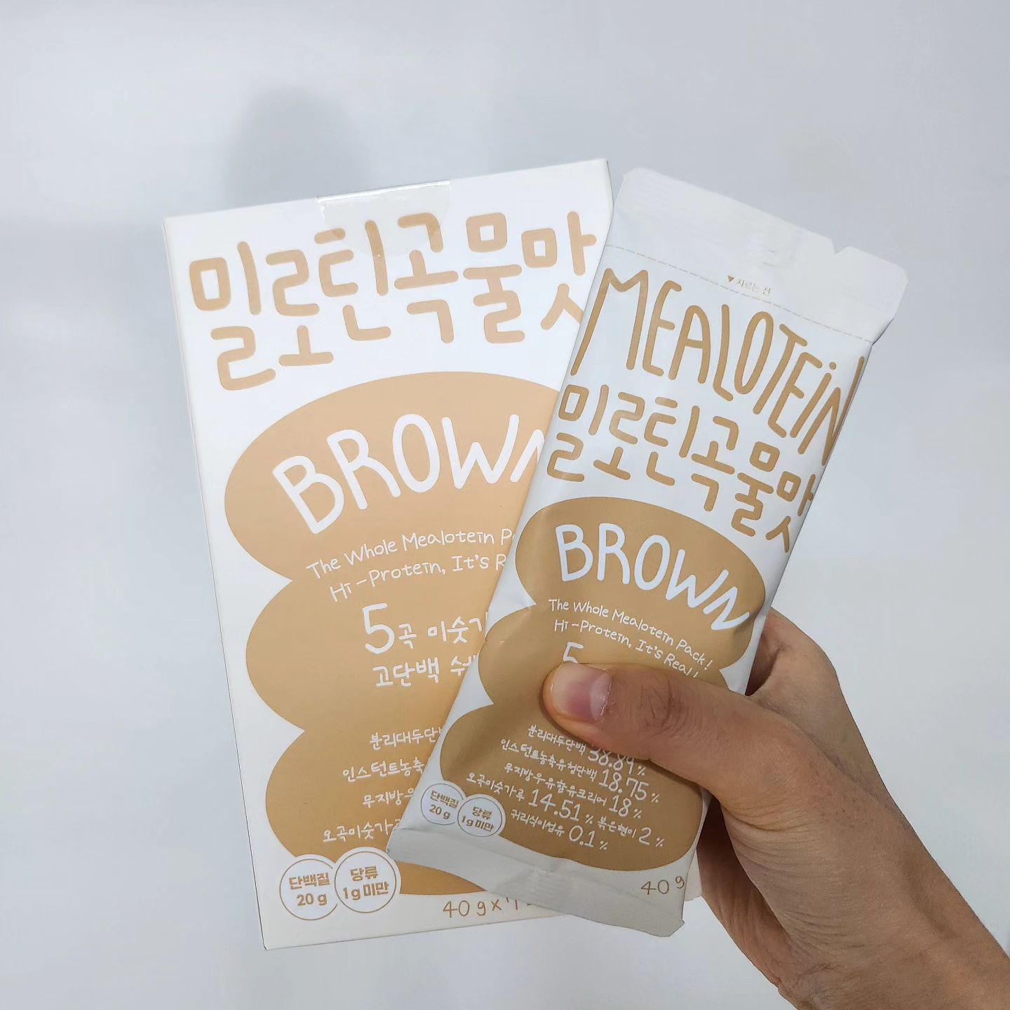 밀로틴 댓글 이벤트
시작합니다🤍🤍🤍
밀로틴은 단백질 함량비
50%의 고단백 쉐이크이고
zero설탕으로 당류가
1g미만이라 다이어트에
정말 좋은 제품이예요!

5곡미숫가루 맛에
볶음현미까지 더해져
고소하고 맛있어요🤤
질리지않는 맛이고
진한 미숫가루맛이라
미숫가루 좋아하는
분들이라면 손들고
반길 맛이랍니다🤍

부원료도 좋은것만
잔뜩 들었어요!
20종 야채농축액
+ 세븐베리농축액
+ 소화돕는 식이섬유
까지 들어서 건강까지
함께 챙길 수 있다구요

맛별로 다양한
츄어블 단백질 현미칩이
들어있어서 씹는 포만감도
느낄 수 있는 밀로틴입니다!

씹는 소리가 좋아서
asmr 방송중 몇 번 먹었더니
문의가 들어오더라구여💕
맛있는 5곡 미숫가루
단백질쉐이크 밀로틴🤍
댓글 이벤트 시작합니다!!

밀로틴이 필요한 이유에
대해 예쁘게 작성해주신
3분 추첨하여, 밀로틴 1box
증정해드릴게요!!
(물이나 우유에 타먹으세요)
✔️12월 7일(목) 밤11시 59분마감
**공개계정만 참여 가능해요!!

공구전 미리 먹어보시고
대신 예쁜 후기 남겨주기🪽
사진도 함께면 더욱 좋구요!
(후기 작성해주실 분들만
신청 부탁드려요😝✨️)

밀로틴으로 맛있게,
건강하게 다이어트 하실 분들
얼른 드셔보시길👼👼

#공구이벤트 #댓글이벤트 #단백질쉐이크추천 #공구중 #이벤트중 #공구이벤트진행중 #단백질쉐이크공구