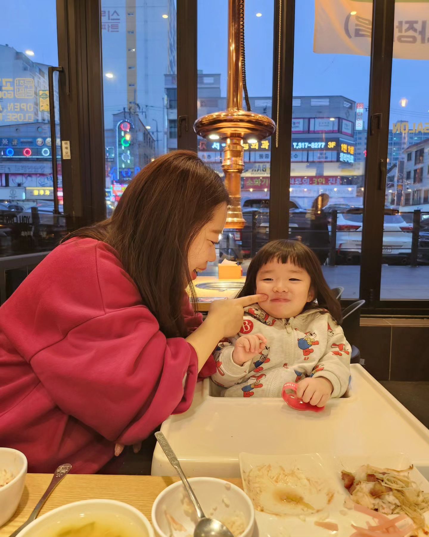 _​​🇬​​​🇬​​🇴​​​​🇲​​🇮​☻
⠀
🔖  March ᰔ

1 ·۰•오구오구, 밥이 입한가득. 볼탱탱
2 ·۰•아이스크림 앞에 뜬금 사랑고백❣️
3 ·۰•악 이건 프사감이다ㅋㅋ귀요밍🩵
4 ·۰•10키로 감량하신 꼬미파파님과 꼬미
5 ·۰•귀욥게 포즈취하심ㅋㅇㅋ
6 ·۰•우동은 진짜 잘묵넹🫢
7 ·۰•엄마 힐링타임 주시고 아빠랑 단둘뎃투🤗
8 ·۰•키카가서 뽕빼기
9 ·۰•미끄럼틀 누워 타는거 보소!
10 ·۰•경찰아저씨만 백번부름(이유는. 엄마 귀걸이 잃어버린거 찾아달라는 내용이었음)ㅋㅋ

#밀린피드
#열심히놀자
#꼬미일상
#기록해주는엄마
⠀ 

⠀