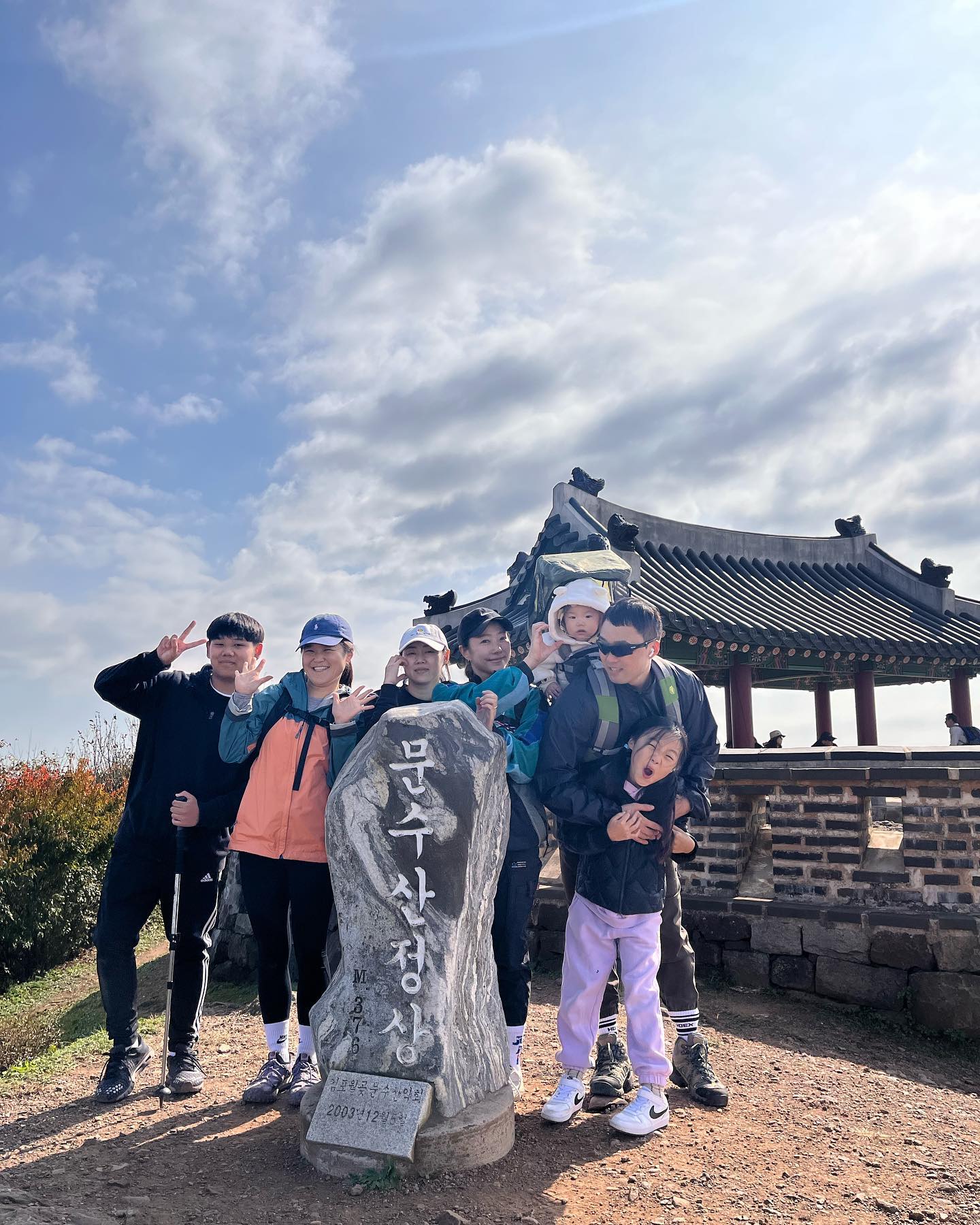 -
우리 죠니 제니 첫 #오등완 
Good 💕
