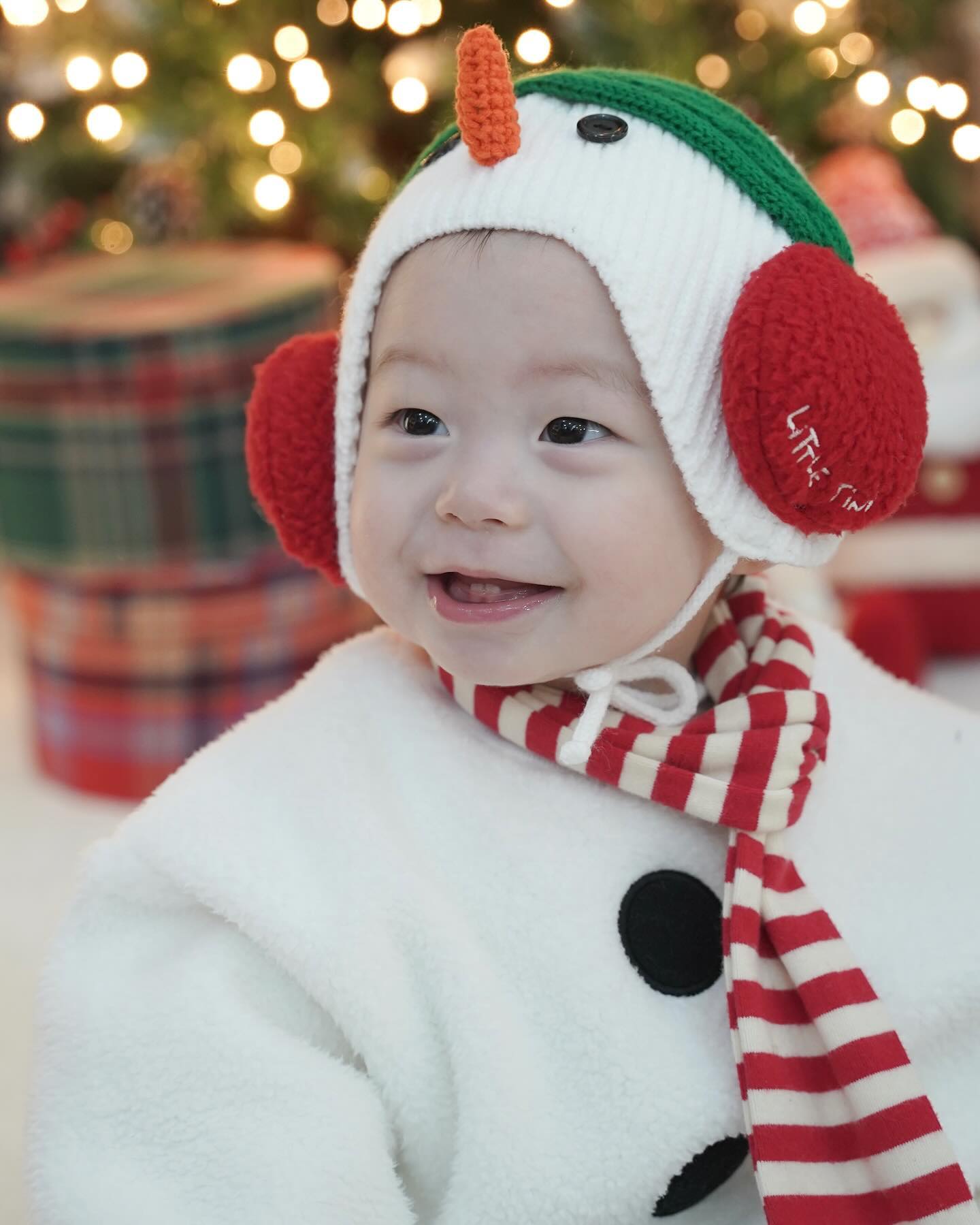 👶🏻 : 산타할아버지, 제 크리스마스선물은 노트북이요🧑🏻‍💻

🍼10개월
#10개월아기 #크리스마스컨셉