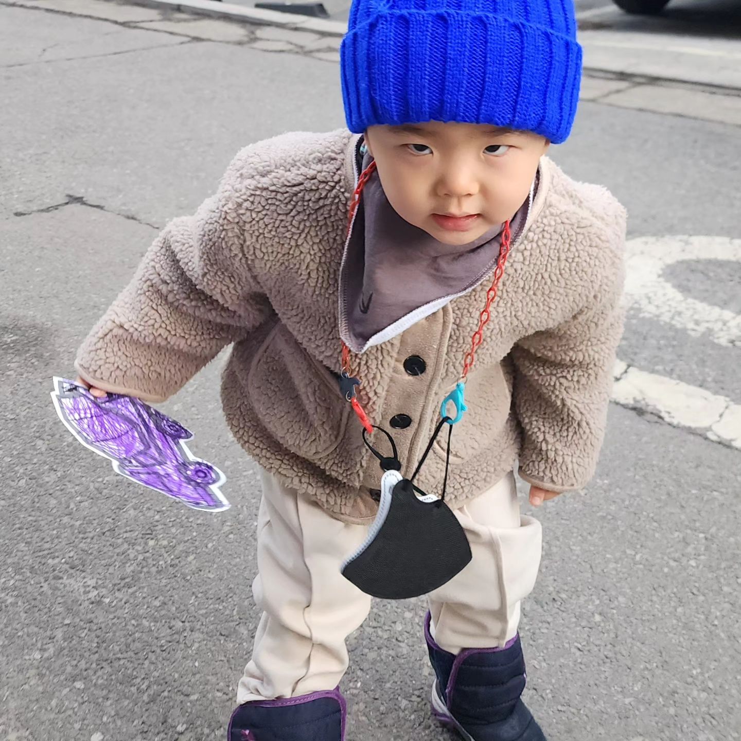 얘랑 다니기 힘들다

걸을줄모르나보다

뛰는게주력인 아이