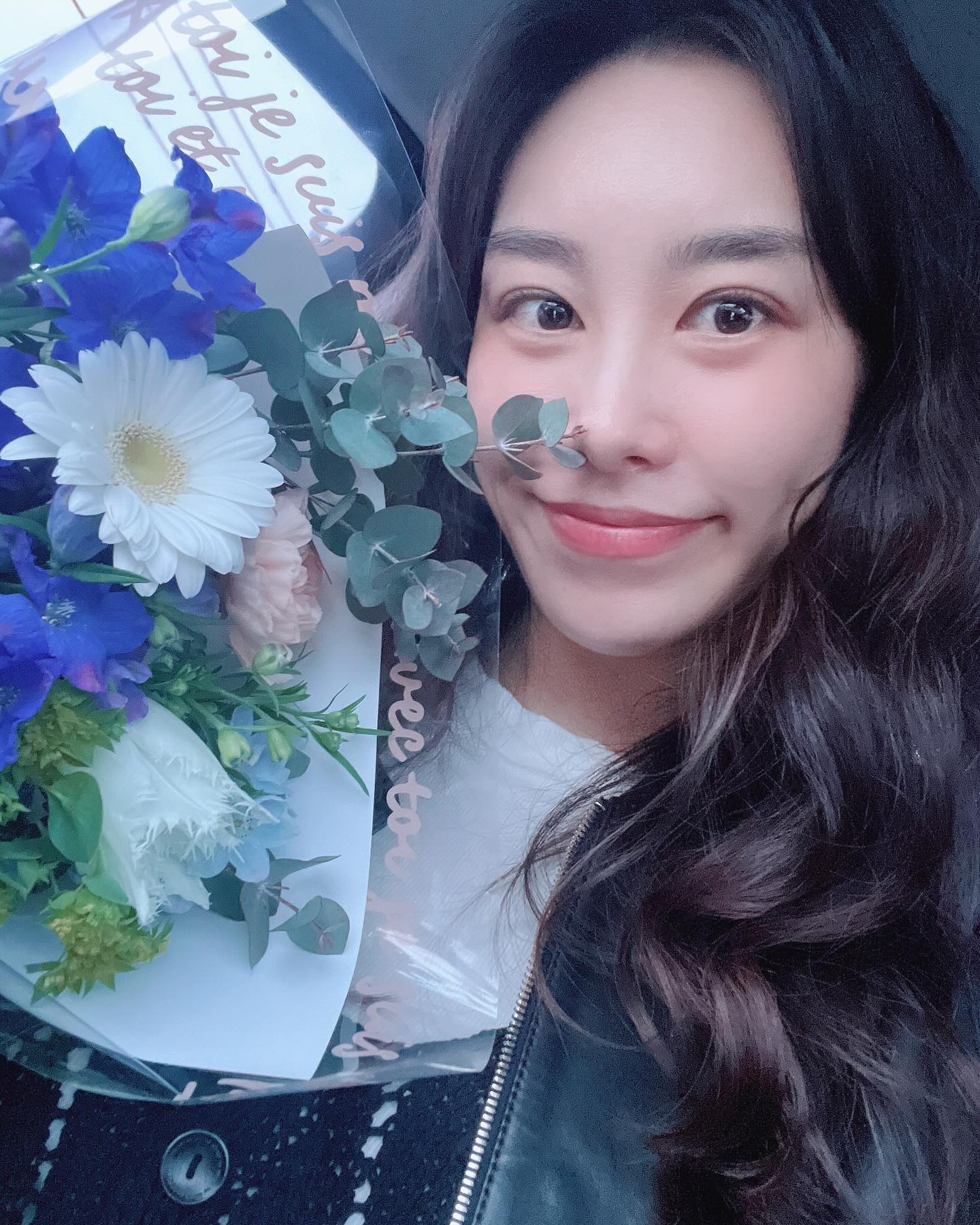 어제 저녁에 오늘 무슨날 인줄 아냐며 막 핸드폰을 보여주면서우리 처음 만난날 이라고~~하더니,,날짜 착각해서 내일이네?했는데ㅠㅠㅋㅋㅋ퇴근길에 이렇게 서프라이즈 꽃선물 이라니💙🩵💙🩵💙🩵사랑하지 않을 수가 없다 오빵💙🩵💙🩵💙🩵