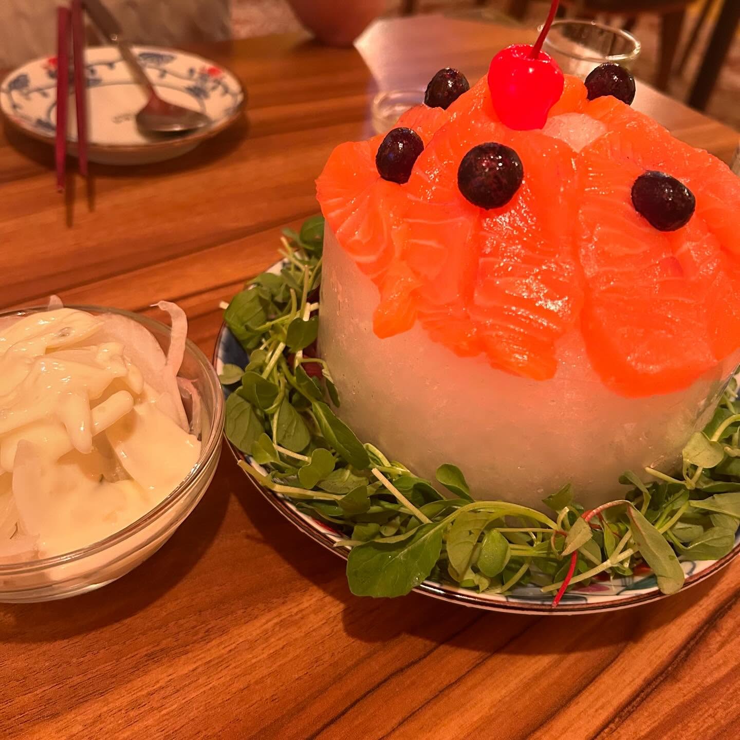 전포 #연꽃치 

생일인 사람에게 연어 케이크를 주는 곳이 있다고 ⁉️⁉️
핫플의 성지임 전포에 연어케이크를 증정하는 이벤트를 진행하고 있는 #연꽃치 에 다녀왔어요

2층으로 되어 있는 분위기 압도적🩵

친절하신 사장님과 아늑한 분위기가 합쳐지면 말모말모

서비스로 주신 연어에서 비린 맛 1도 안나고 싱싱한게 느껴져서 ㅇ완전 감동 🥹🥹

연어 맛집이더라구요!!

함께 시킨 전골도 왤케 맛있는거.. 표고버섯도 들어 있어서 완전 찐~한 육수 먹고 싶은 사람 여기로 모여랏

술 시키면 서비스 안주로 육개장 주시는거 안비밀🔥