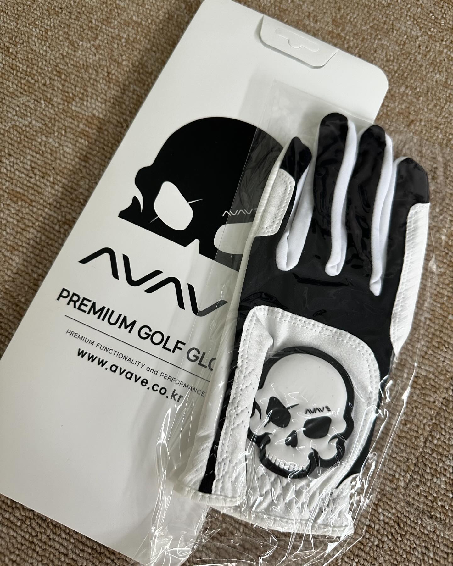 #할인구매 avave.official #골프장갑 #논슬립장갑

더러워지고 찢어지고 늘어나서 자주 바꿔줘야 하는 골프장갑... 
요즘엔 디자인도 중요하게 보는 편인데 
귀여운 스컬 디자인이 마음에 들었다! 
내 캐디백이랑도 찰떡!!!!!
세트같다 ㅋㅋㅋㅋ
아직 날이 쌀쌀해서 라운딩 못 나가고 있는데
얼른 새 장갑이랑 잔디밭을 누비고 싶다^^

#골프스타그램 #08L #봄라운딩준비 #골프장갑 #남성골프장갑 #라운딩 #뷰티 #장갑 #골프치는여자 #논슬립골프장갑 #리뷰 #맛집 #여성골프장갑 #어베이브 #신상품나왔을땐 #패션 #먹방 #칼라장갑