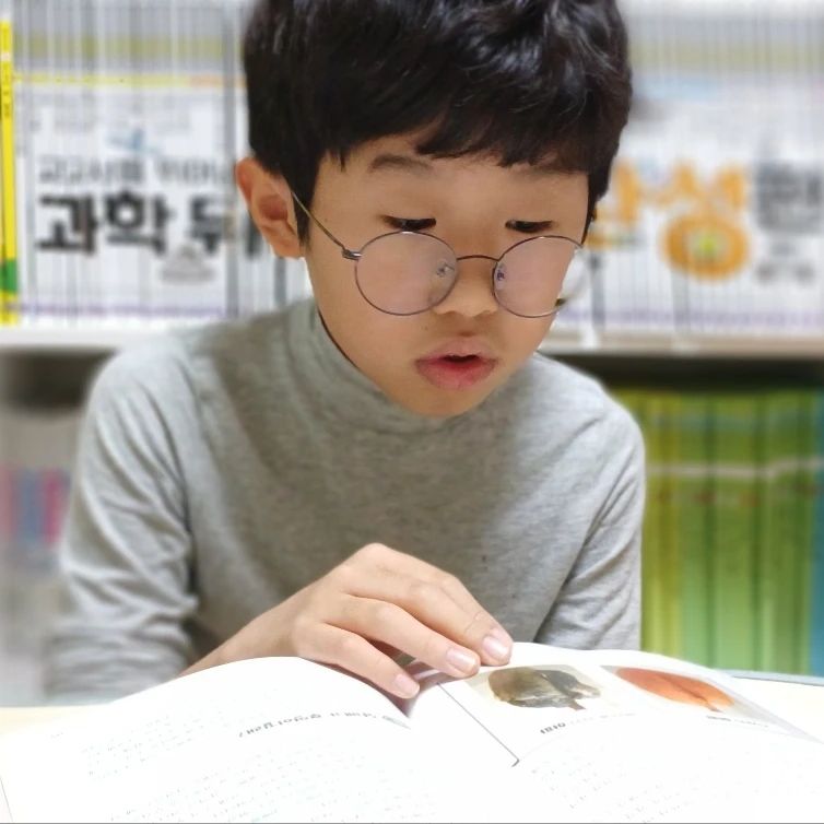 #도서제공

이번주도  과학뒤집기 완성편!

언제 어디서나 즐겁게 읽는  과학뒤집기 완성편
집안이 조용하다 싶으면 늘 꺼내읽고 있는 과학뒤집기
과학의 원리를 이해하고, 탄탄하게 배경지식을 쌓아가고 있어요

초등이라면 과학뒤집지기 완성편은 필수 

#초등과학#초등과학전집추천#과학뒤집기#과학뒤집기완성편
#초등고학년과학#초등과학용어정리#초등과학필독서