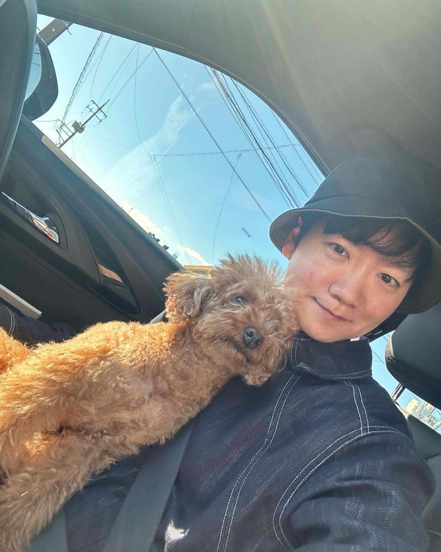 슈퍼스타 김또루씨와 찍은 셀카 
today.toru_n_kid 
안녕 또루야 새해 복 많이 받어~! 

꼬맹이를 조금 더 이뻐하는건 사실인데..... 
또루야 너도 엄청 이뻐~^^ 

삼촌이랑 얌전히 사진찍어줘서 너무 고마워 ㅎㅎ
다음에 또 놀쟈 ㅎㅎ 

#댕댕이랑 #댕스타그램 #푸들스타그램 #댕댕이삼촌 #ootd #일상그램