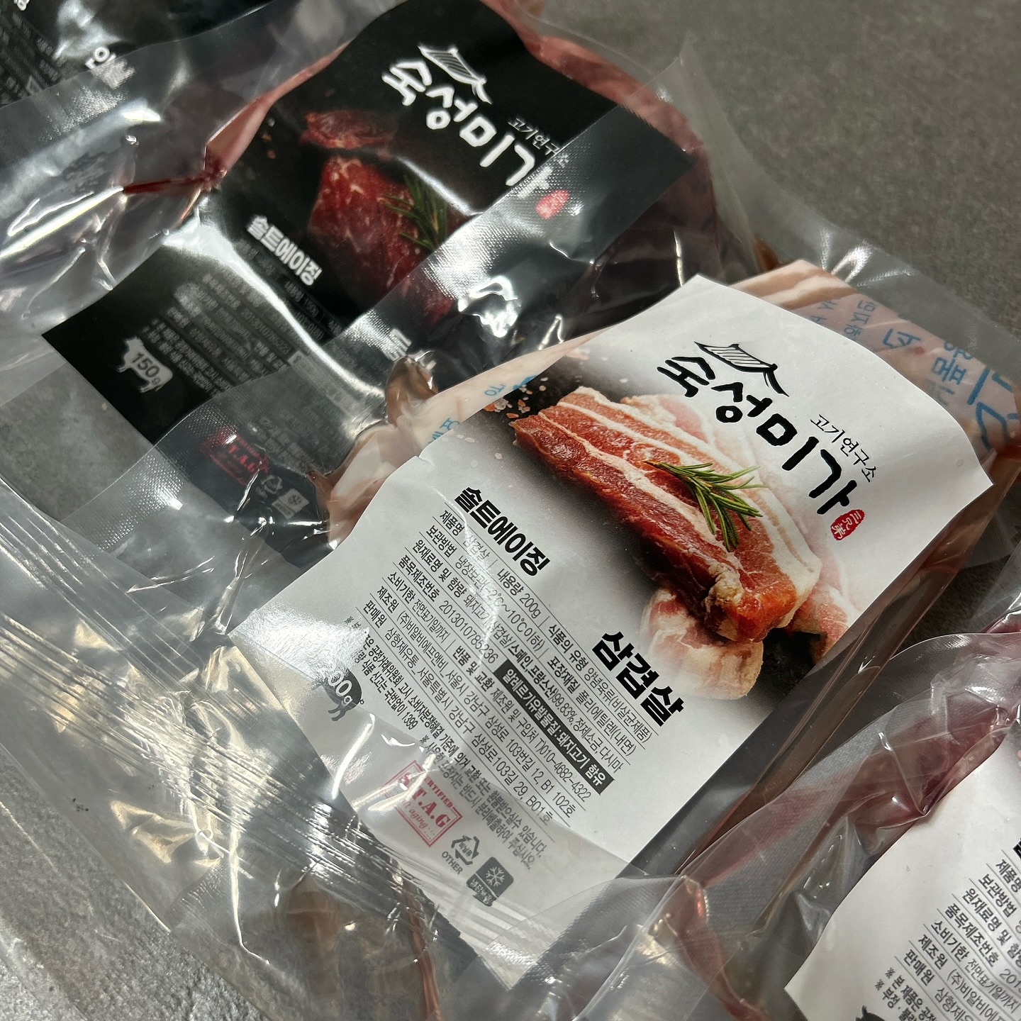 고기한판으로 먹부림 부리기에 좋은 
숙성미가 커플4종세트 !
캠핑갈때도 딱이고, 집에서도 요리해먹기도 간편한 구성!
보니까 세트 상품도 많고 명절 선물도 많아서
신정에 양가 부모님께 선물해야지 ♥
솔트에이징 고기는 처음먹어봤는데
간이 솔솔하게 되어있어서 감칠맛이 더 나는것 같았고
고기가 엄청 부드러워서 목살은 소고기인줄 알았다ㅋㅋ
고기만 먹음 양심에 찔리니까 청경채 갈릭 볶음은 덤덤덤덤
이거 낱개 포장되어있어서 다이어터들 단백질 챙기기 좋을것 같다는 생각이 든다
(난 이제.. 다이어터가 아니니 ^^ 다 맛있게 먹어야딩)
오랜만에 온라인으로 고기사보고 만족해서 기록남기기😘😘

#내돈내산 #숙성미가 #캠핑고기 #홈쿡 #요리하는여자 #집밥박선생 #다이어트식단 #운동식단 #명절선물 #먹스타그램