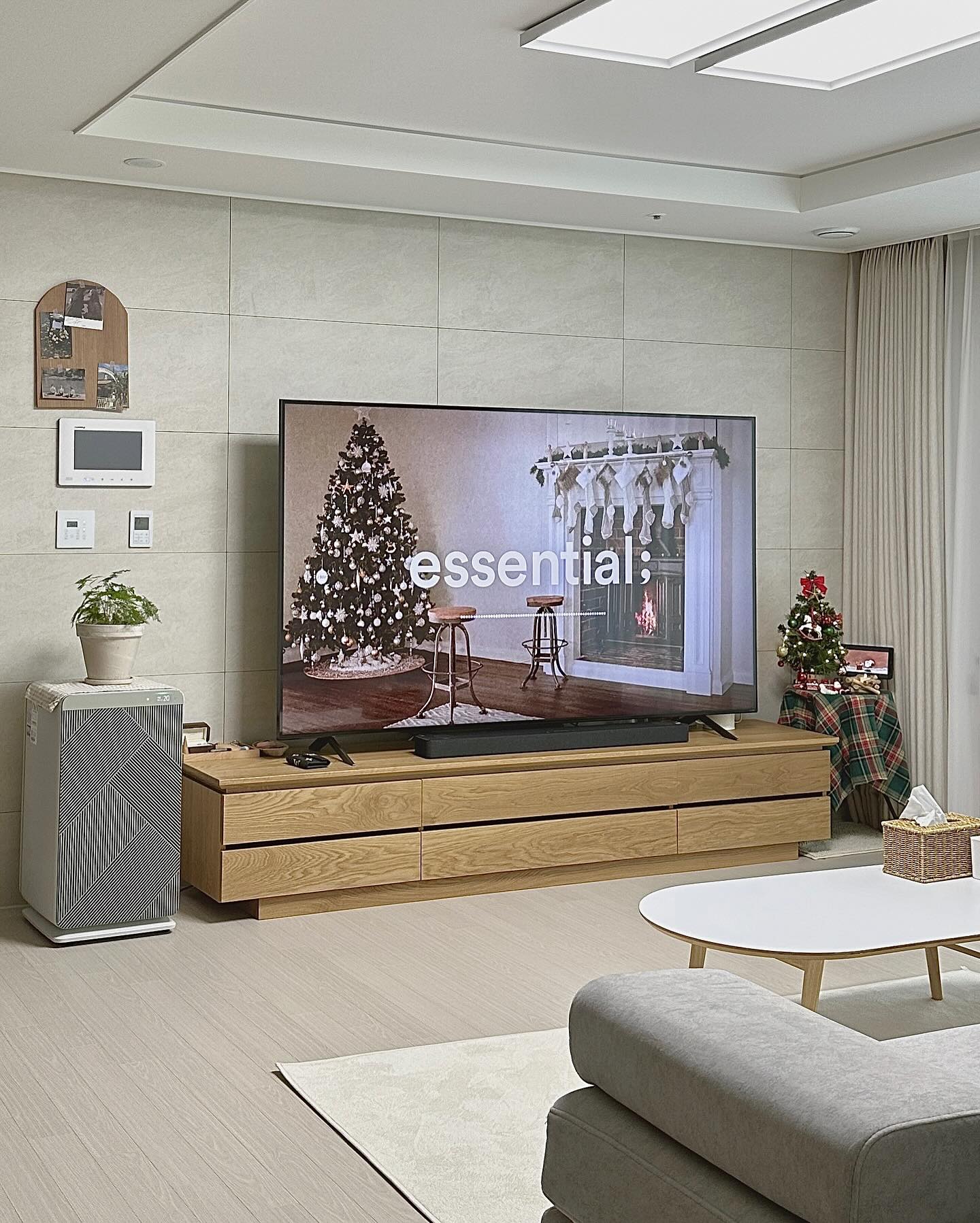 율홈도 거실 한켠에 크리스마스 분위기 내봤어요!
작년에 사용한 미니트리🎄 
이번년도에도 미니트리로 크리스마스 준비해 보려고요!

아직 한달넘게 남았지만.... 울님들은 크리스마스에 뭐할지
 계획 짜두셨나요? ㅋㅋ
저는 여행을갈지, 캠핑을갈지 고민중이에요!!😖
집순이의 행복한 고민ㅋㅋ

주말이라 근처에 야시장이 열린다해서 오늘은 후다닥 집안일 끝내고
 구경 다녀오려고요!! 
모두 즐거운 주말 보내세요🤎