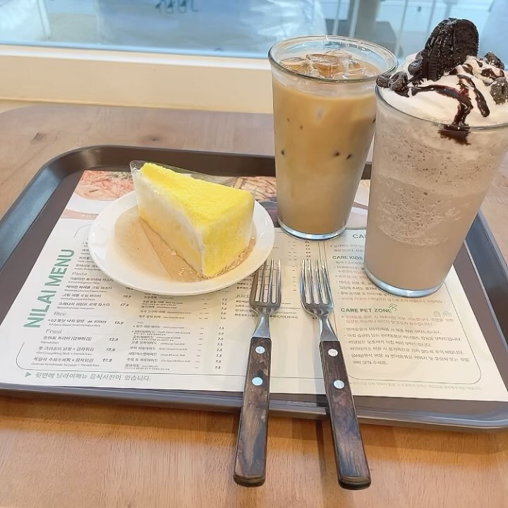 #닐라이카페☕️ #카페스타그램 
#카페데이트❤️ 

내가 좋아하는 고구마케잌💕
맛있단말이지😃

또 어디갈까?🤔

jun_94_daily
