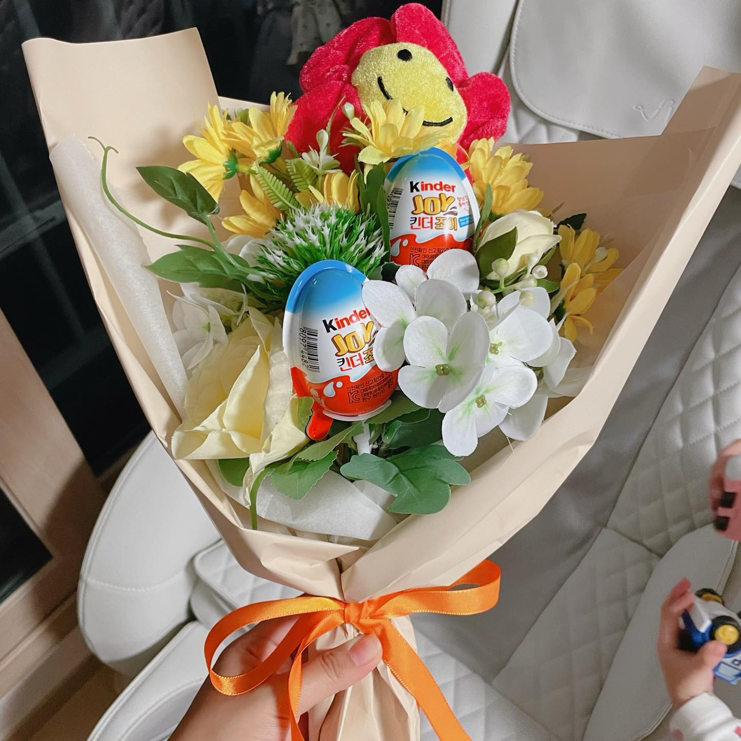 엄마표 셀프 킨더조이꽃다발💕

울아기 담주 토요일이 첫 발표회에용
만1세반에서도 11월생이라 젤 막둥이인데
무대에 오르는 경험만으로도 얼마나 대견하고
칭찬해줄 일인지! 그저 기대만땅인 엄마❤️

나도 만들어줘보고싶었던 킨더조이꽃다발💐

네이버에 검색해보니 배송비포함하여 적게는 
17000원대부터 시작인거같은데
(꽃 갯수와 크기에 따라 점점 비싸지는)
이렇게 만들었더니 훨씬 저렴하기도하고 
생각보다 너무 쉽기도해서 공유🤍

<아이랑 같이 다이소가서 고른 재료들>
꽃다발조화
꽃인형
빨대막대
꽃포장지
리본끈

+킨더조이는 편의점에서ㅎㅎ(이게 젤 비싸!!)