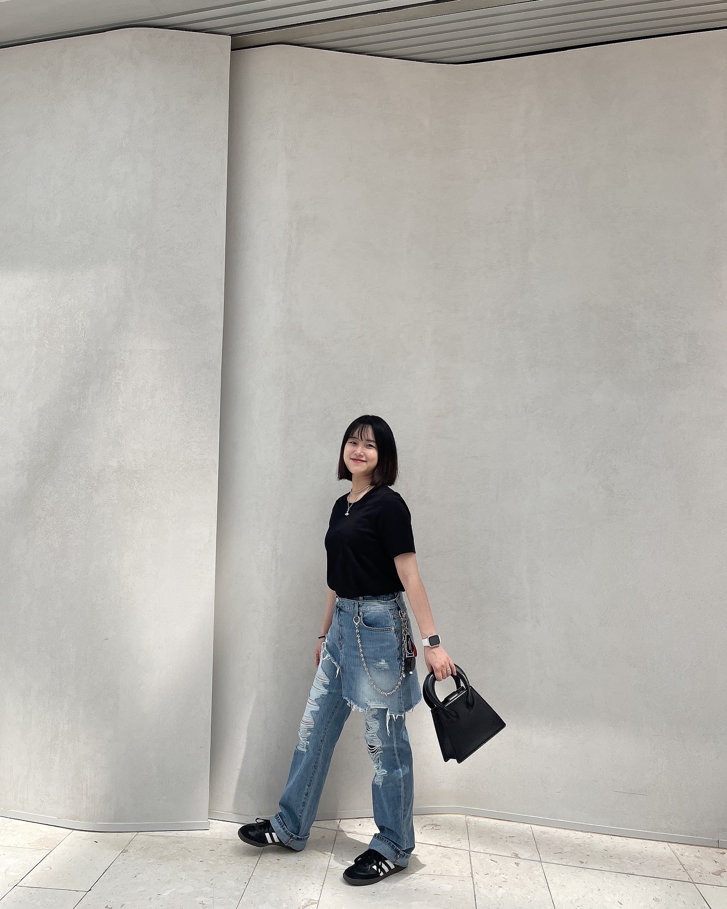 오랜만에 #내지분 
저번에 친정엄마 찬스로 데이트🤍
나엘이 엄마이지만
젊고 힙한 엄마할래🤍

#데일리#데일리룩#데일리코디 #데일리패션#데일리그램 #패션#패션피플 #오오티디#ootd#아웃핏#미드나잇무브#비비안웨스트우드 #아디다스삼바#알렌느#육아맘