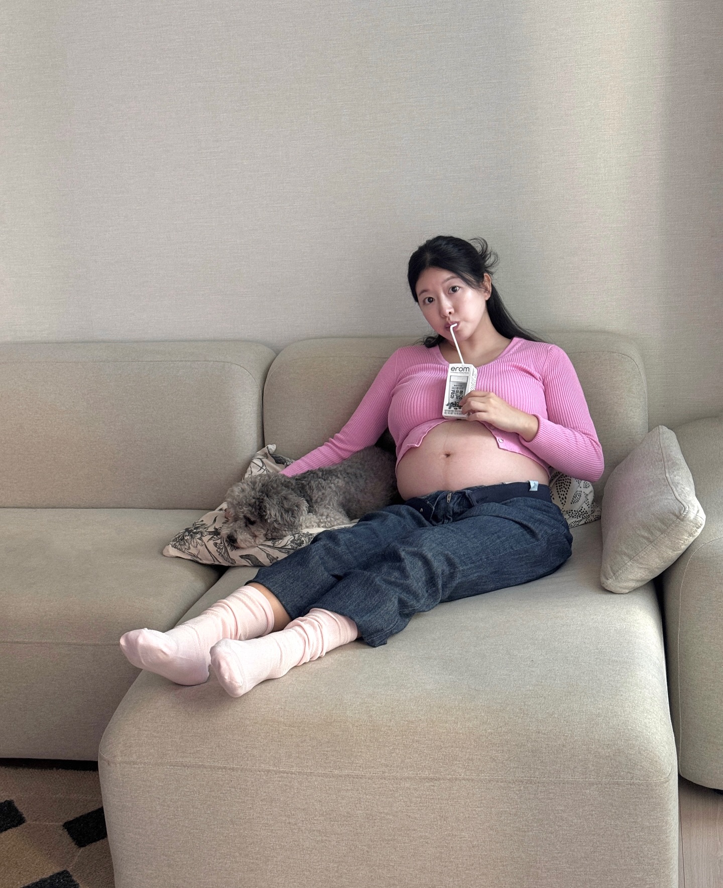 베이비 테이블 시도해 봤는데
아직은 잘 안된다 
언제 배 위에 올려놓고 먹을 수 있을 것인가😆

조리원 필수템이 조리원 양말이라고 하던데
한여름 출산 하는 나에겐 딱 필요했던
여름용 무압박 양말 🍑

압박이 없으니 너무 편하고
컬러감도 이뻐서 출산 전에도
그냥 빠숀 아이템으로 신고 댕겨야겠다

🎀Thanks to daisy_organic.co
.
.
.
#33주 #임신33주 #제품제공 #무압박양말 #조리원양말 #데이지오가닉 #출산준비 #출산준비물 #출산용품 #임산부패션 #임산부