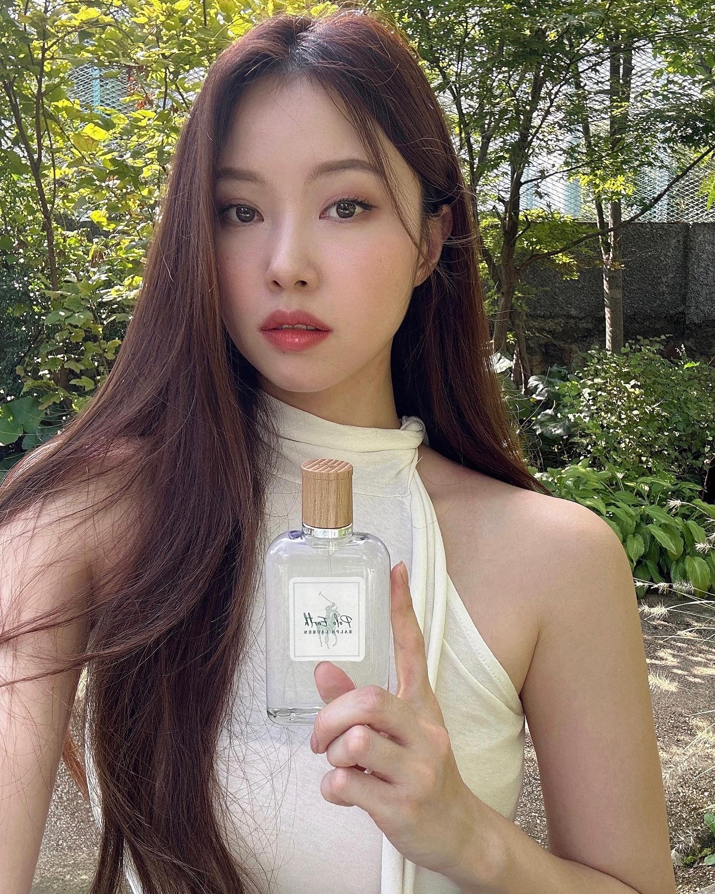 #광고 우리의 지구, 자연에서 영감을 얻은 폴로 어스🌏🌱 요즘 날씨에 데일리로 사용하기 좋은 랄프 로렌 폴로 어스 EDT예요:) 
재활용 플라스틱에서 추출한 재료를 활용했고 친환경인증 패키지로 자연 친화적이고 깨끗한 자연의 아름다움만을 담은 향수예요🌿 시트러스, 플라워, 허브 등의 향취로 뿌리자마자 숲속 한가운데 있는듯한 청량하고 싱그러운 힐링을 선물해주는 향!!🫧 
생기가 돋는 느낌이라 텐션 UP! 하고싶은날 뿌리면 좋을것 같은)
힐링되는 기분좋은 향이 하루종일 은은하게 지속되어서 남녀 모두 추천드리고 싶은 향수예요🫶🏻🫶🏻

#ralphlaurenfragrances #poloearth 
#랄프로렌퍼퓸 #폴로어스 
ralphlaurenfragrances ceobeautylife