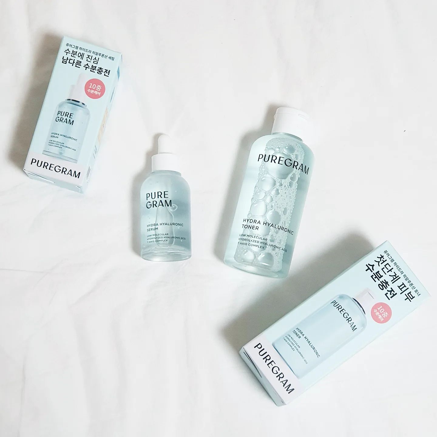 #협찬
🍑퓨어그램 하이드라 히알루론산 토너 + 세럼🍑

브랜드 슬로건이 My Skincare Program, Puregram인 퓨어그램!! 피부 관리에 대한 체계적이고 전문적인 솔루션을 제공하고자 한다고 하는데 소비자들이 자신만의 특별한 스킨케어 루틴을 가질 수 있도록 도와준다고 합니다!!😆

일단 세럼은 사용 직후 100시간 수분감 지속시켜줄 만큼 수분감이 좋고 피부 겉과 속 수분 개선이 되게 해준다하고 토너는 10중 히알루론산으로 피부 속까지 깊게 채워줘 촉촉하고 묽은 제형이라 바쁜아침에 스킨팩으로든 결정리로든 너무 좋은 제품!! 그래서 예민하거나 건조하신분들 추천합니다!!👍🏻👍🏻

🍑PS.🍑
특가 구매가능한 찬스!! 런칭 선착순 혜택!!💕💕
- 브랜드 런칭 기념 선착순 1,000명 한정
- 구성: 히알루론산 토너 200ml+세럼 50ml
- 정상가: 51,000원 / 할인가: 24,900원(할인율: 47%)
- 포토리뷰 작성시: 5,000원 Npay 지급
- 증정품 : 오리진 부스터샷 100 스피큘 1박스 100% 증정

#퓨어그램 #puregram #화장품 #히알루론산 #스킨케어 #토너추천 #세럼추천 #수분토너 #수분세럼 #koreanskincare #kbeauty #kskincare puregram_official
